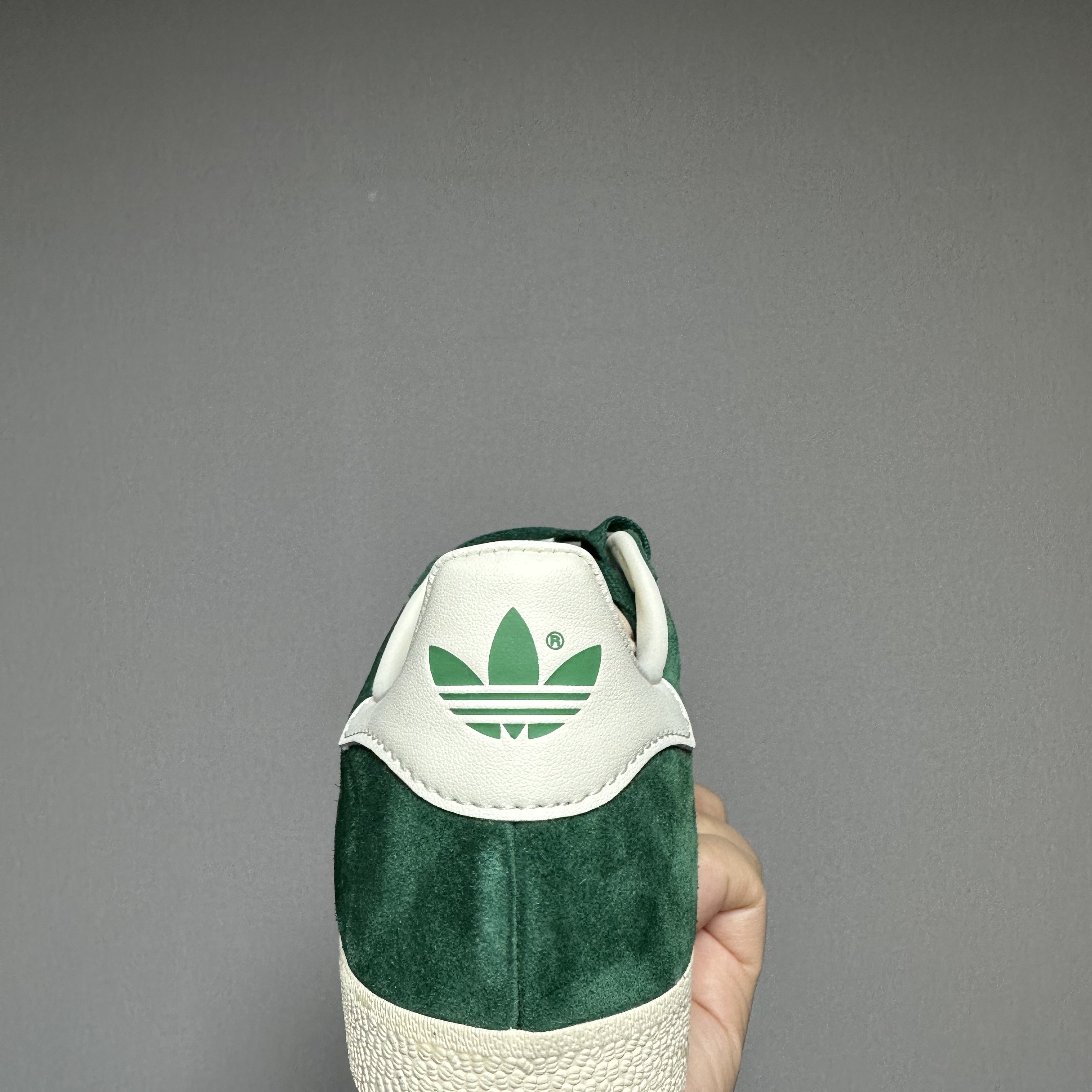 Adidas Gazelle Dark Green Cream White 착용 스타일 - 2