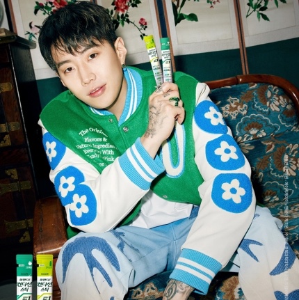 Vandy The Pink Lemonade Varsity Jacket 착용 스타일