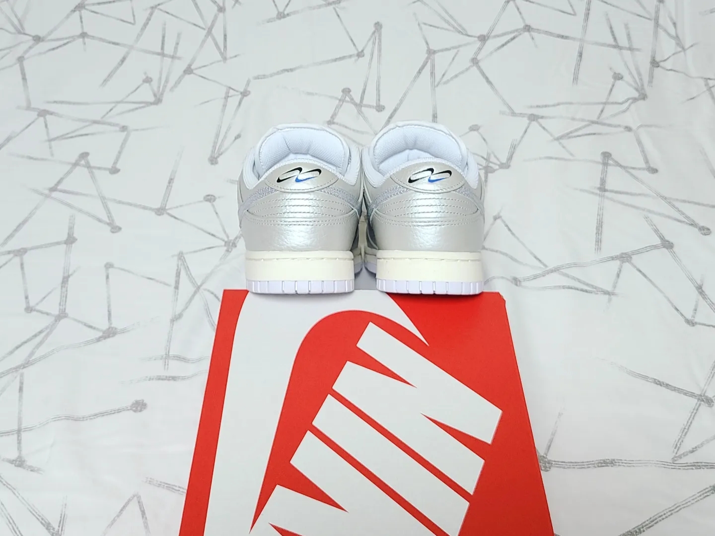 Nike Dunk Low SE Metallic Silver 착용 스타일 - 5
