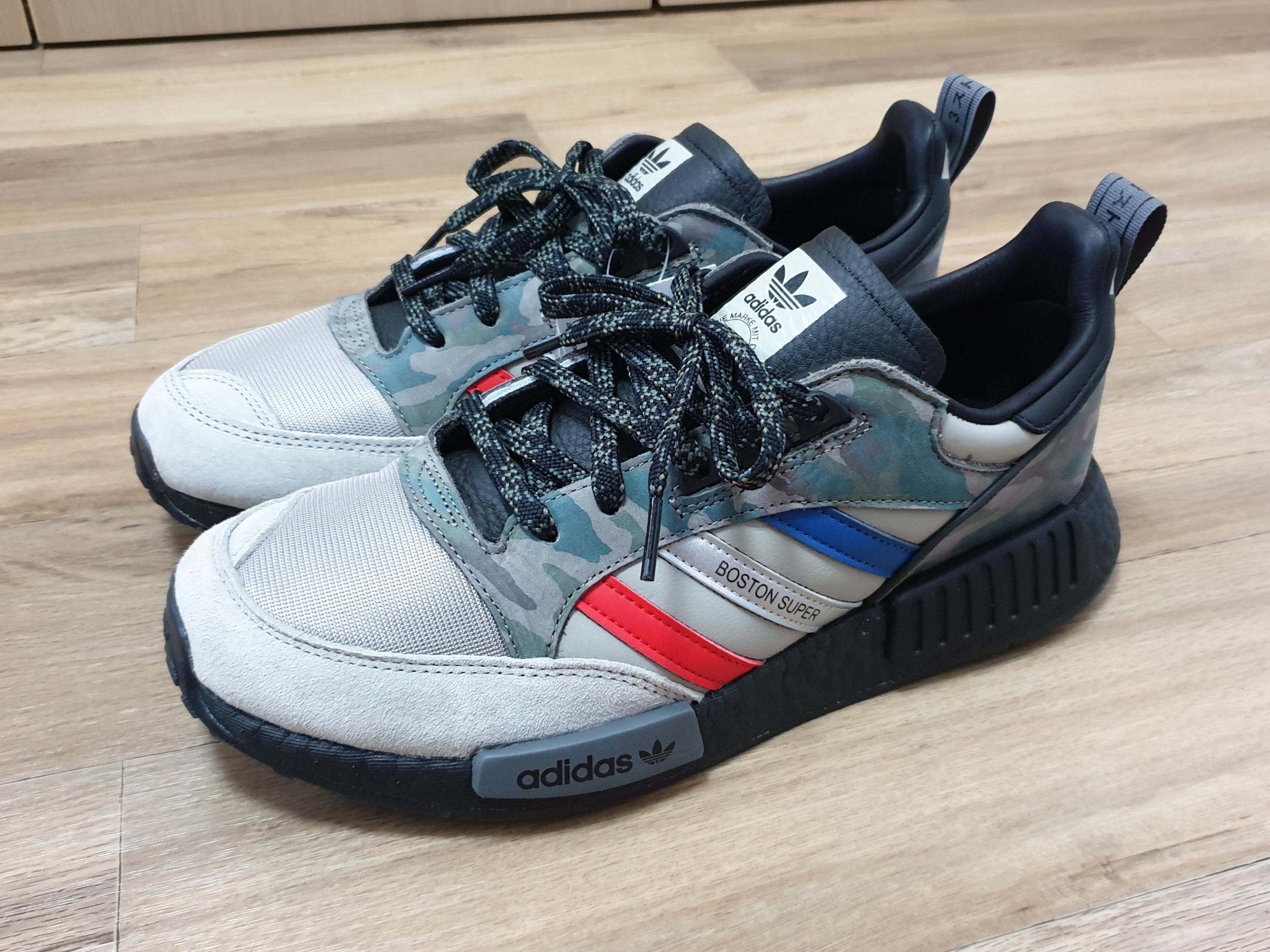 Adidas Boston SuperxR1 Core Black Metallic Silver 착용 스타일 - 1