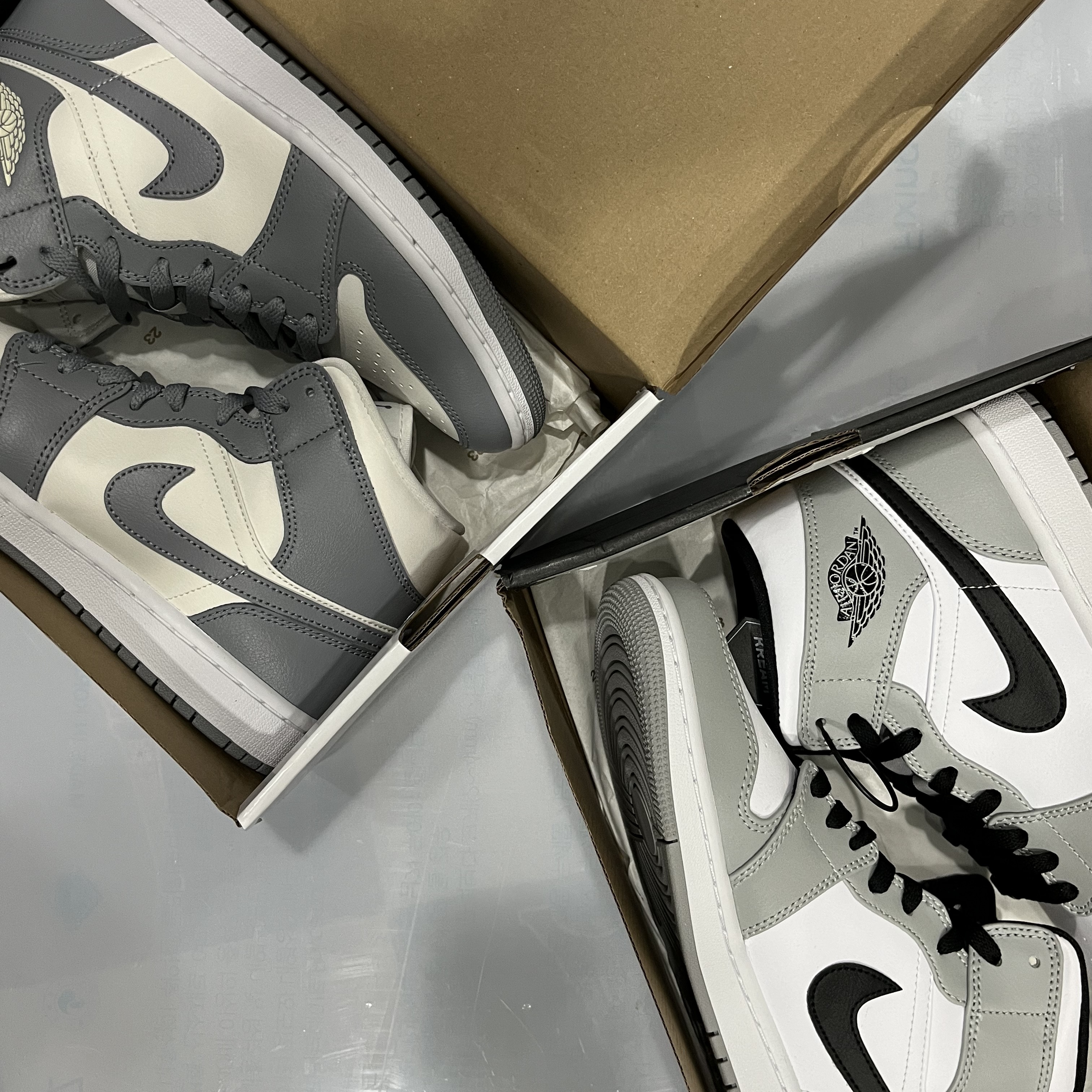 Jordan 1 Mid Light Smoke Grey, (W) Jordan 1 Mid Sail Stealth 착용 스타일