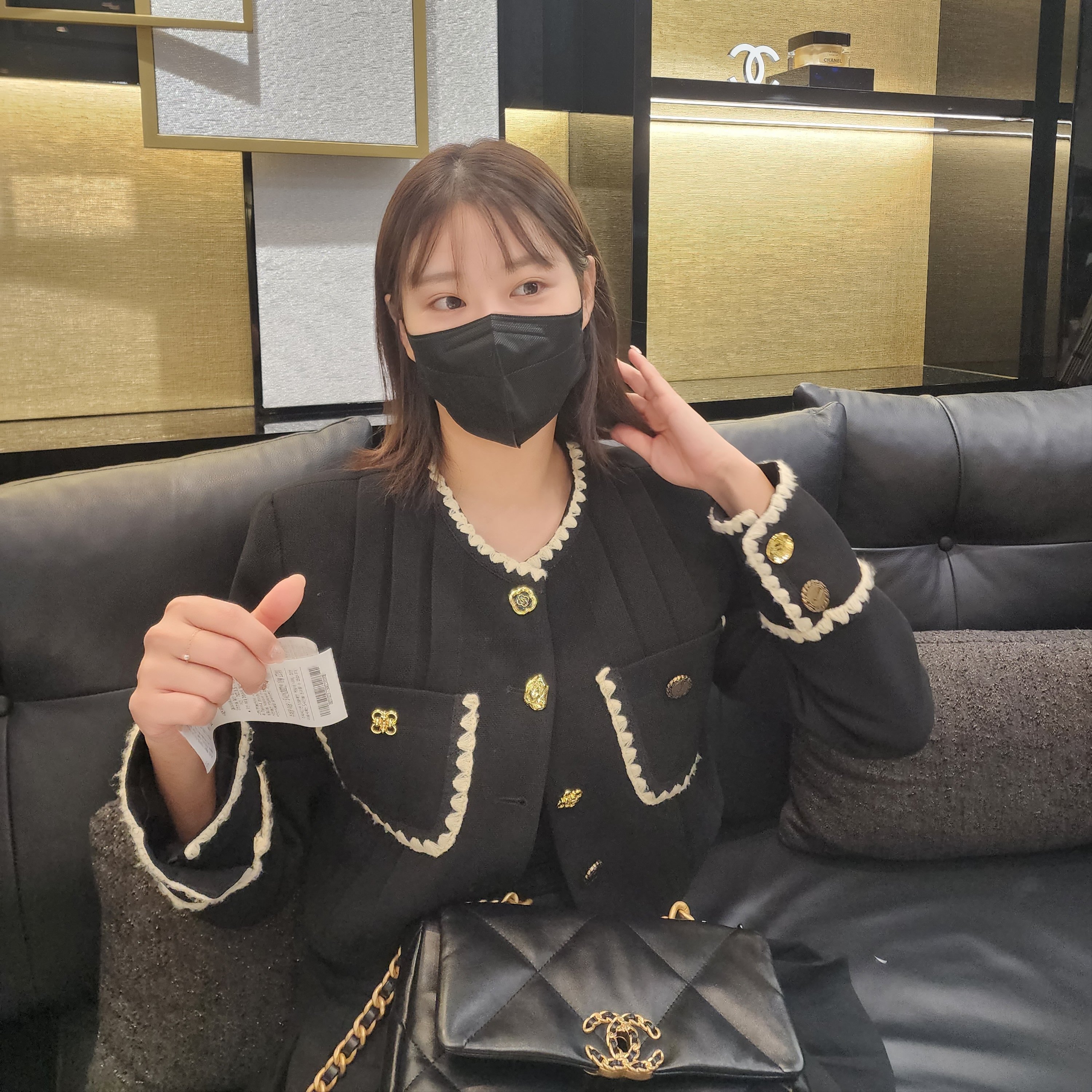 Chanel Medium 19 Handbag Lambskin & Gold Black 착용 스타일 - 4