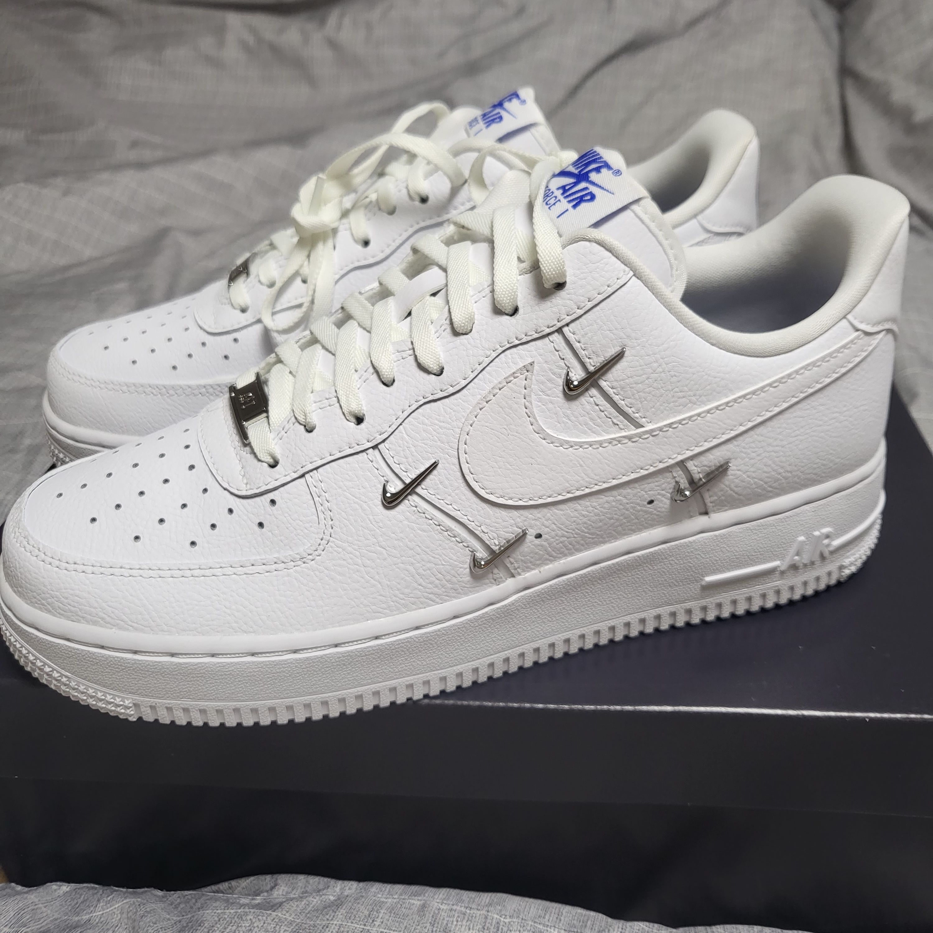 (W) Nike Air Force 1 Low '07 LX Chrome Luxe 착용 스타일 - 4