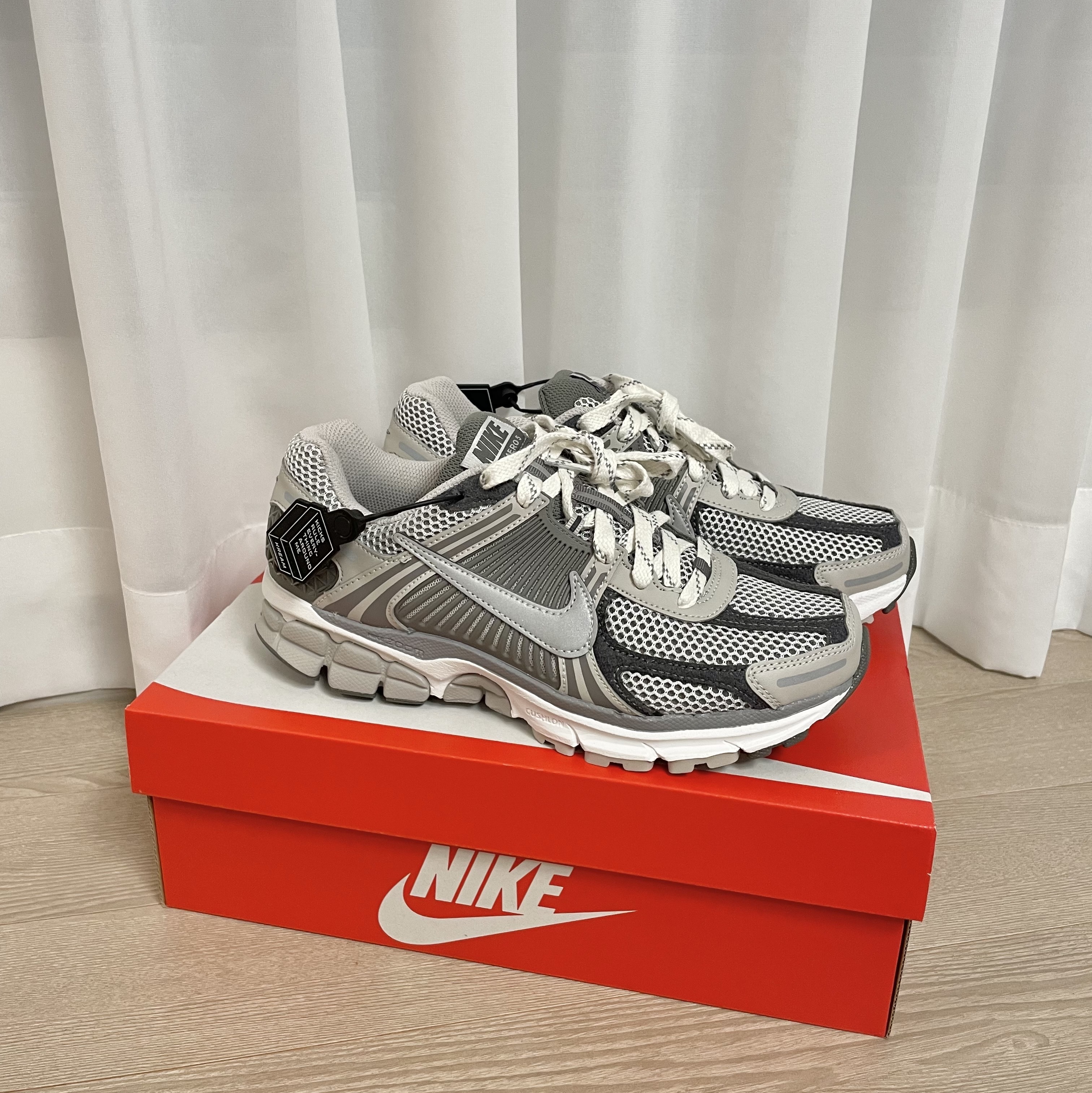 Nike Zoom Vomero 5 PRM Light Iron Ore and Flat Fewter 착용 스타일 - 1