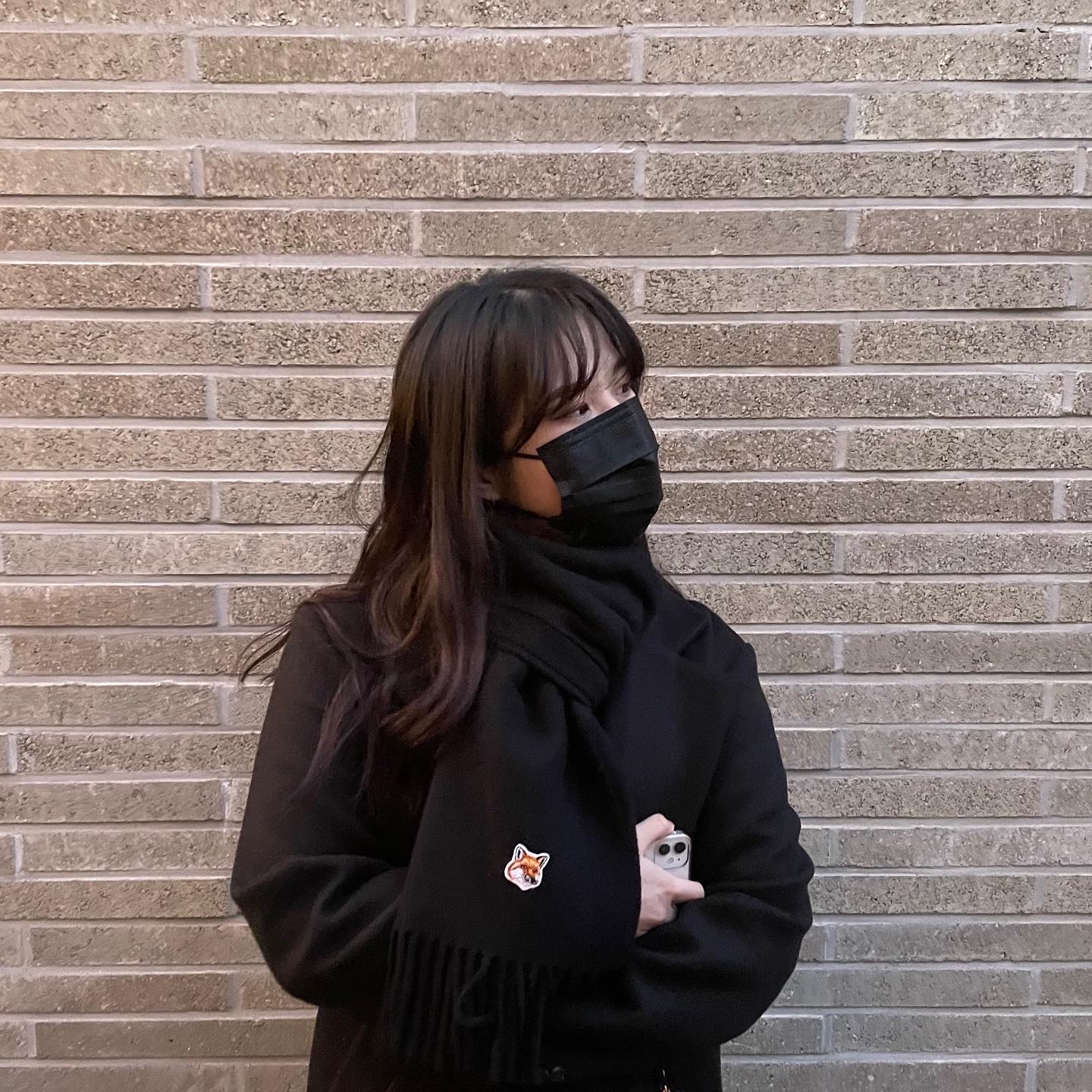 Maison Kitsune Small Fox Head Wool Muffler Black 착용 스타일 - 1