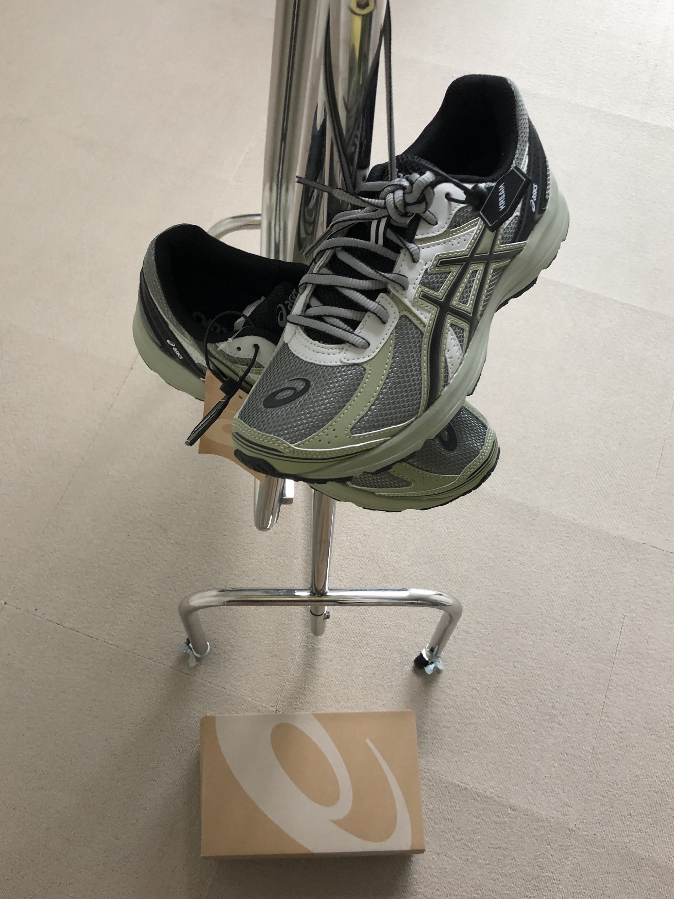 Asics Jog 100 S Sheet Rock - 2E Wide 착용 스타일 - 3