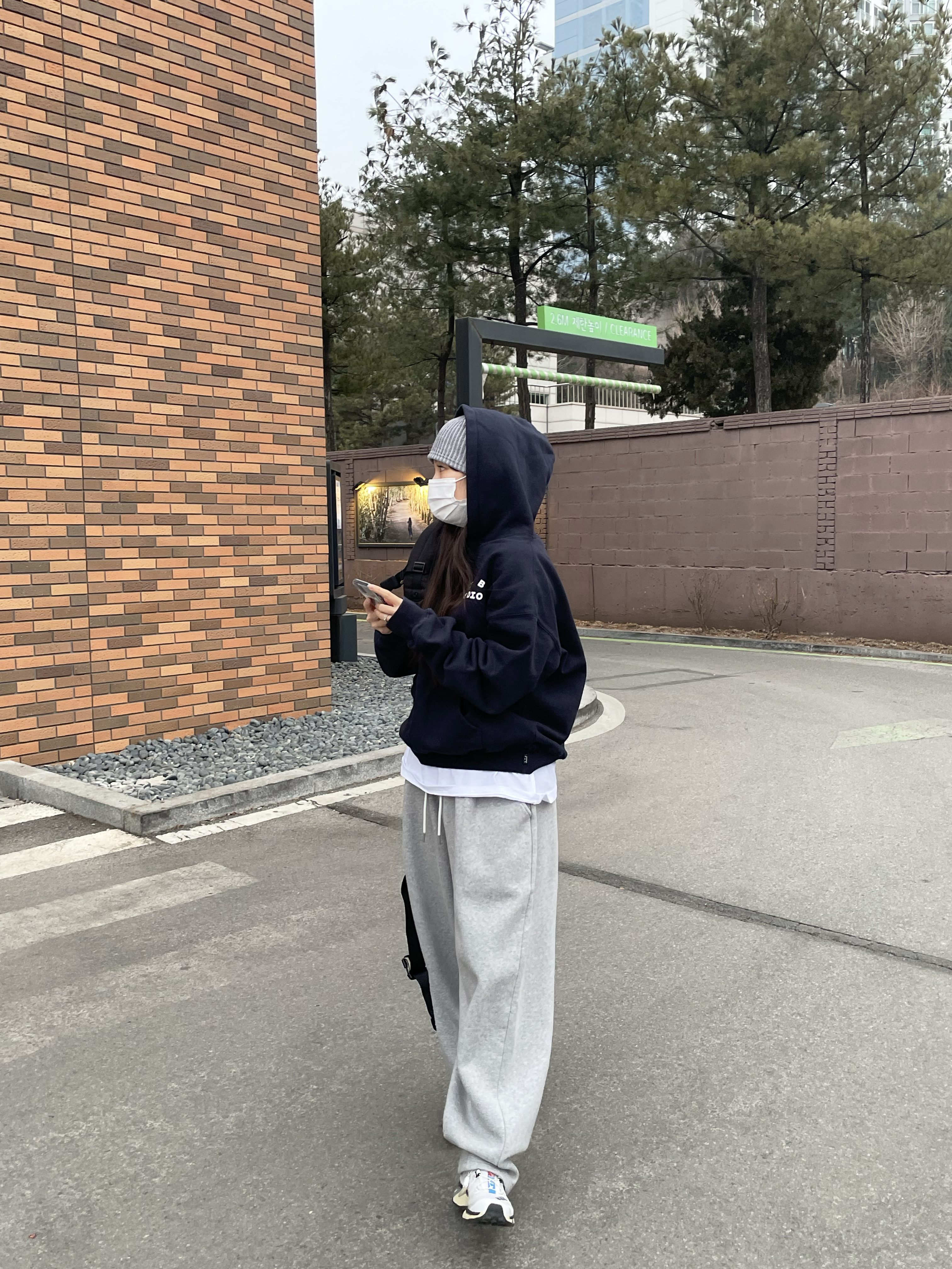 Salomon XT-4 White Lunar Rock, IAB Studio Hoodie Navy - 21SS 착용 스타일 - 3