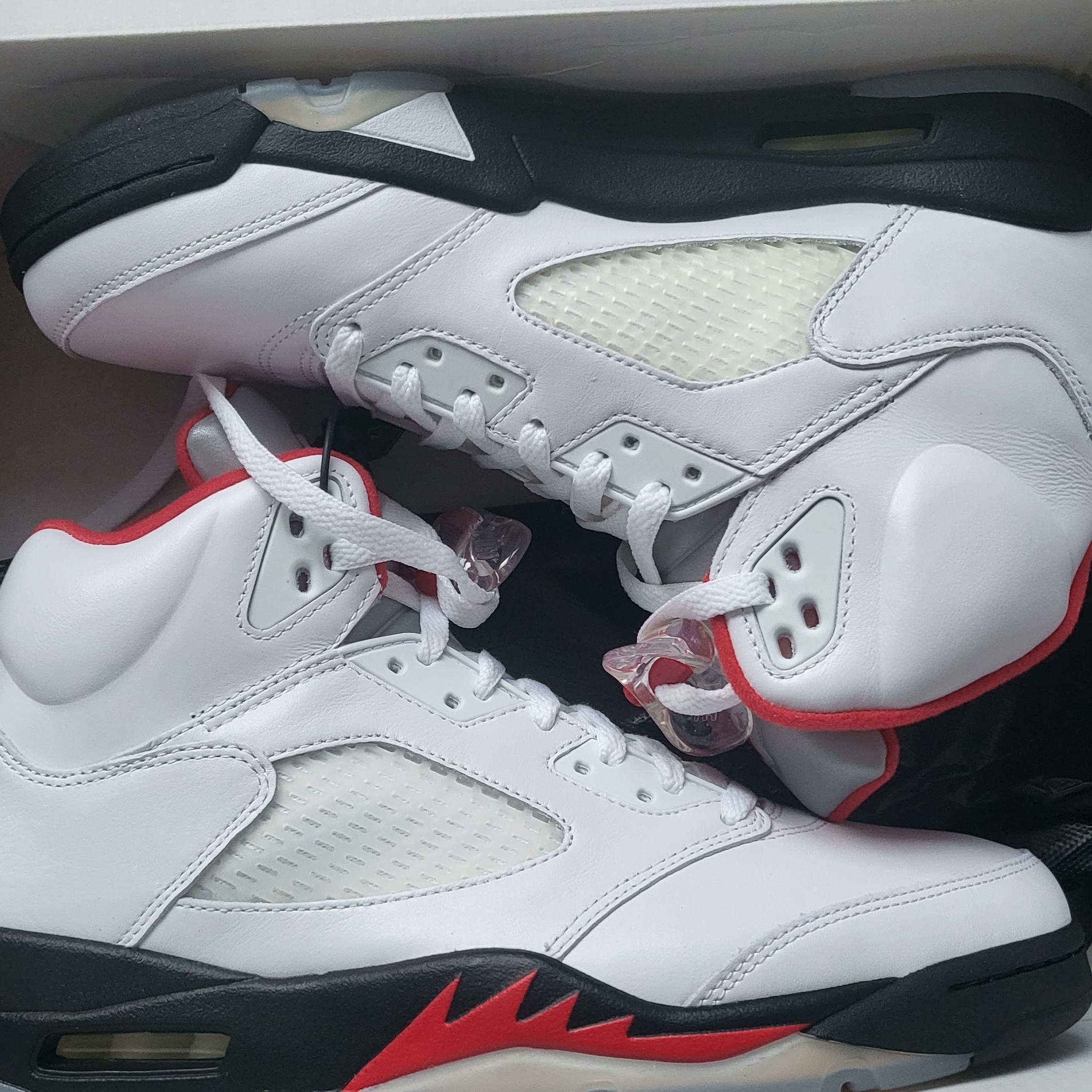 Jordan 5 Retro Fire Red Silver Tongue 2020 착용 스타일 - 1