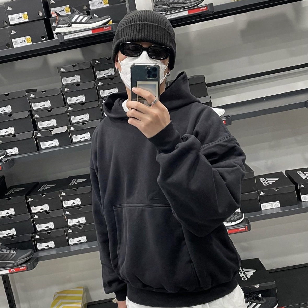 Yeezy Gap Hoodie Black 착용 스타일
