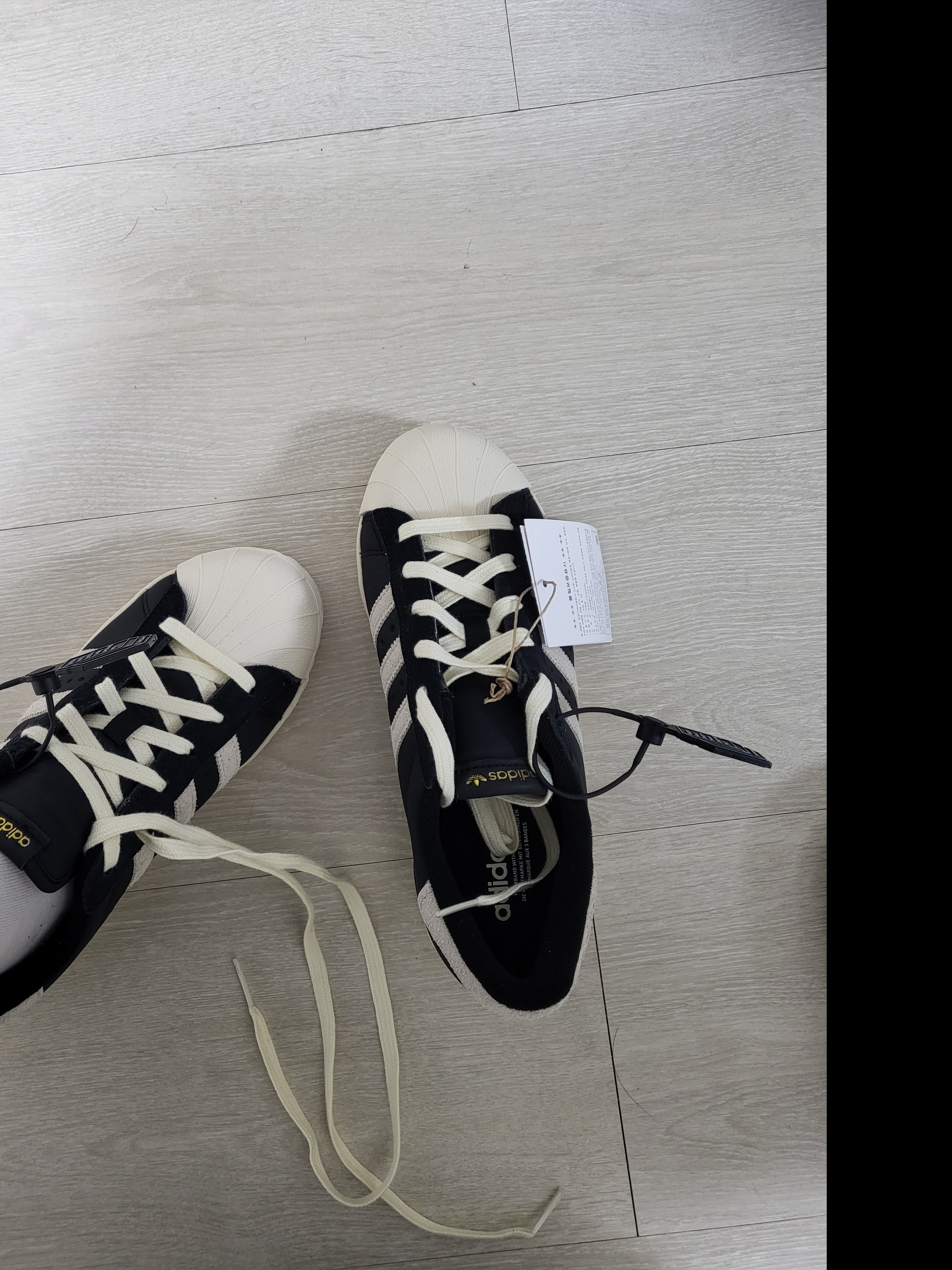 Adidas Superstar 82 Black White 착용 스타일