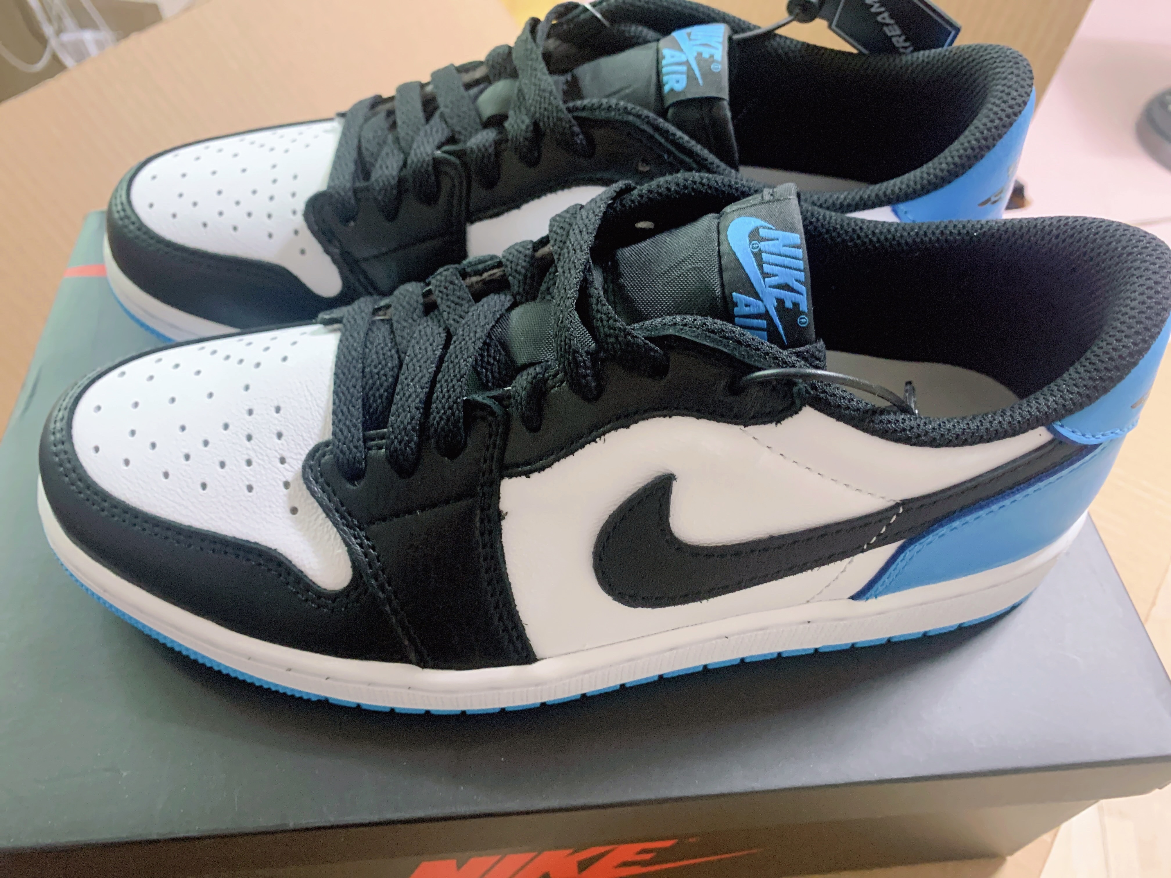 Jordan 1 Retro Low OG Black and Dark Powder Blue 착용 스타일 - 2