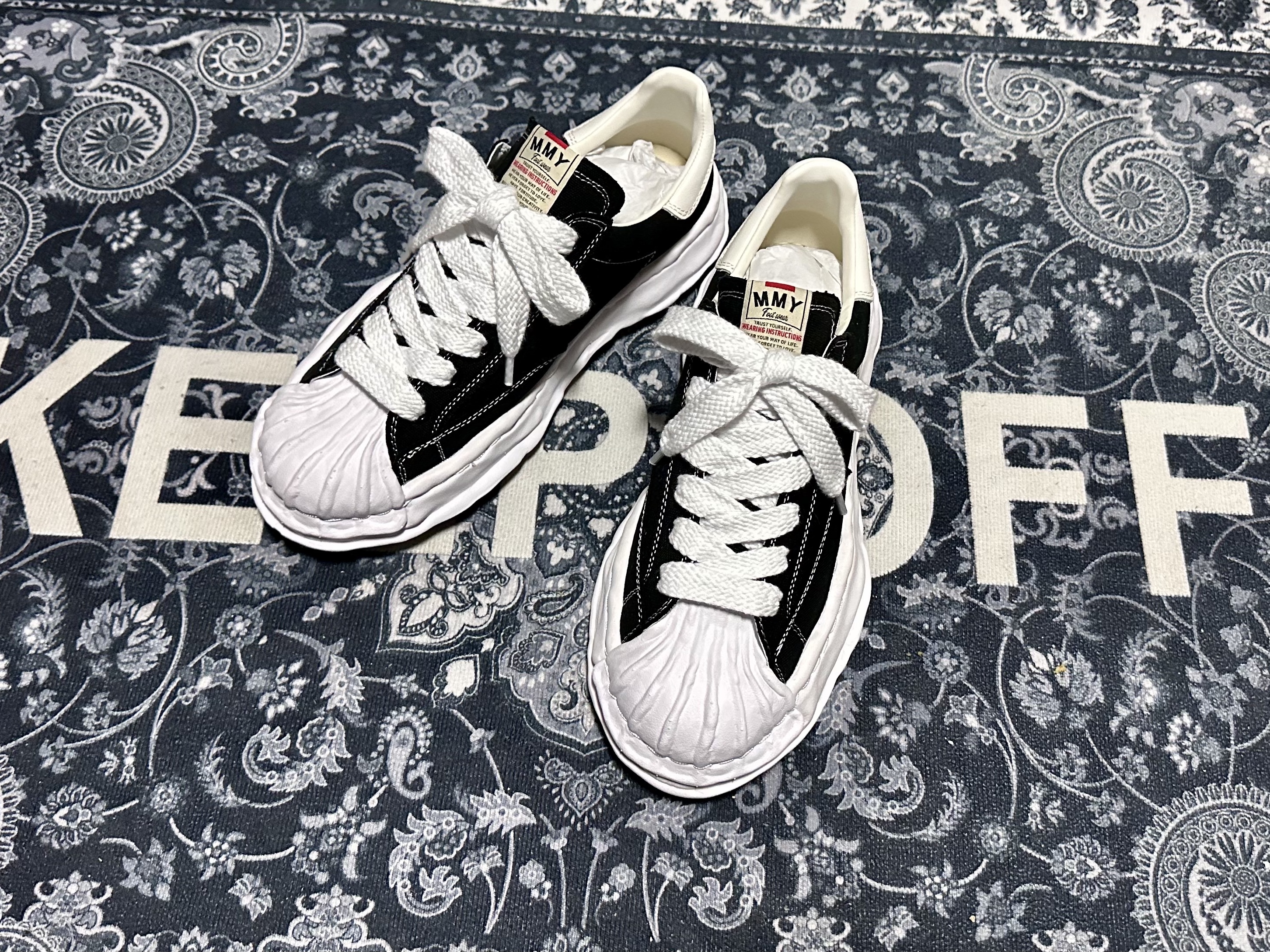 Maison Mihara Yasuhiro Blakey OG Sole Canvas Low-top Sneakers Black White 착용 스타일 - 5