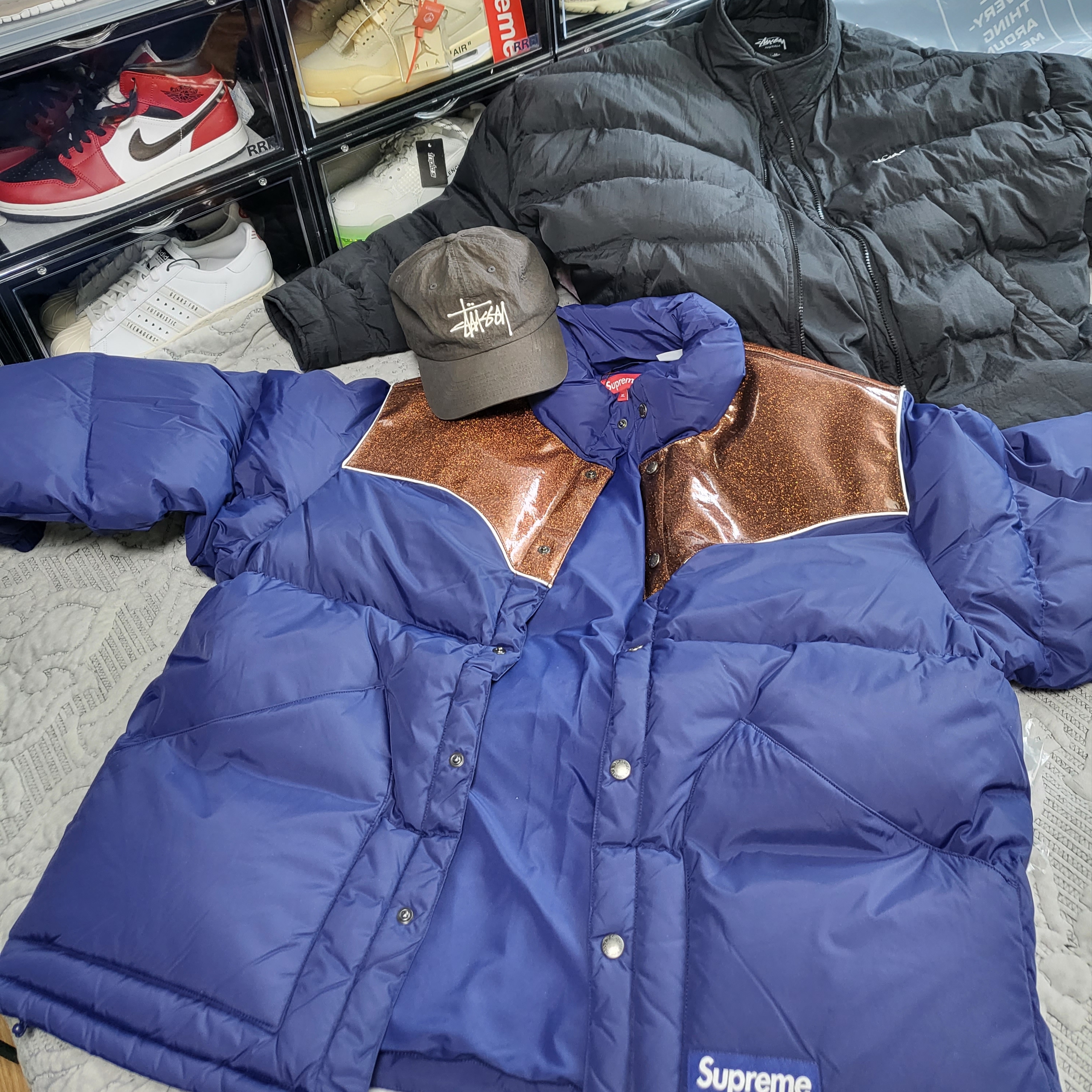 Supreme Glitter Yoke Down Puffer Jacket Navy - 22FW, Stussy Bio Washed Big Logo Low Pro Cap Charcoal 착용 스타일