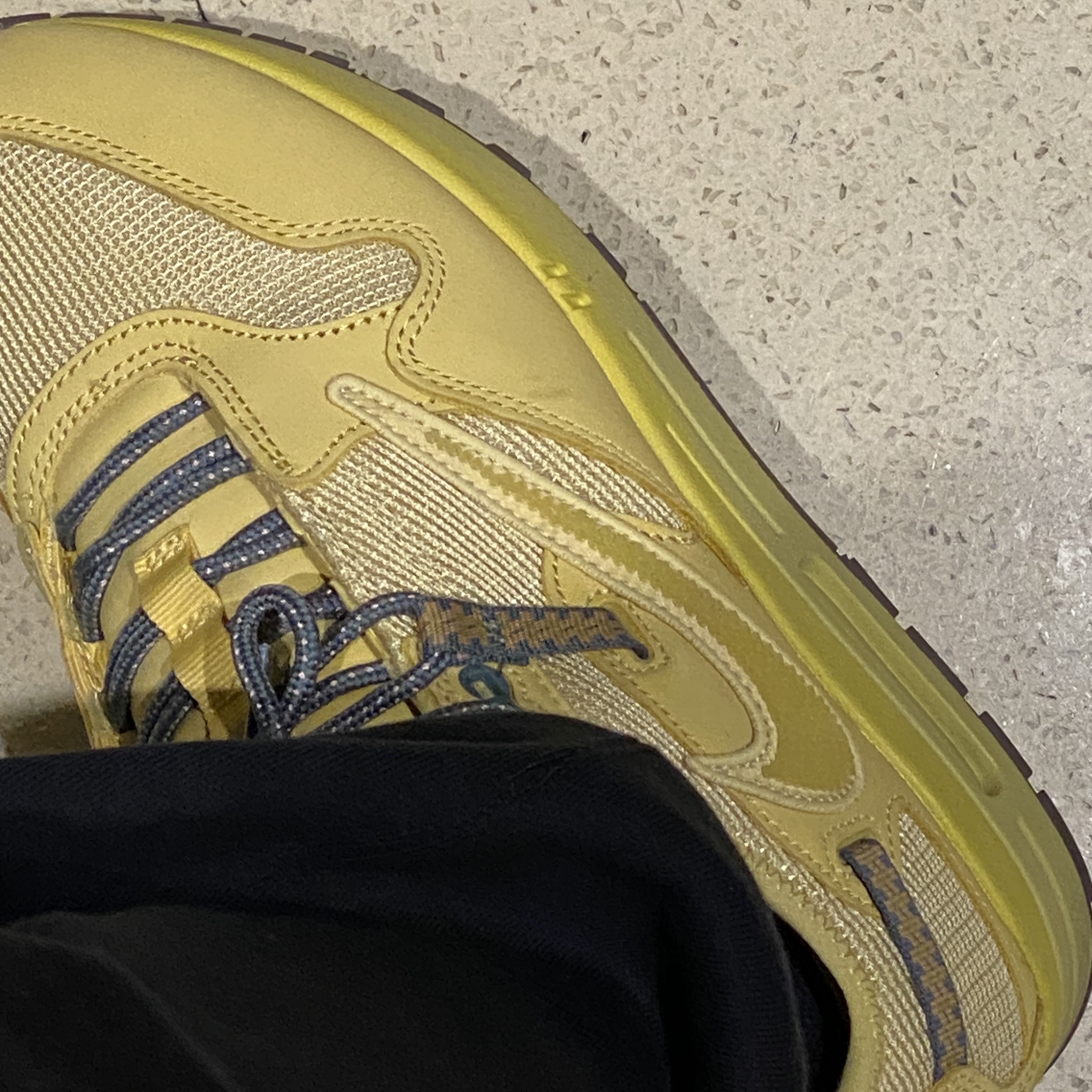 Nike x Travis Scott Air Max 1 Cact.us Gold 착용 스타일