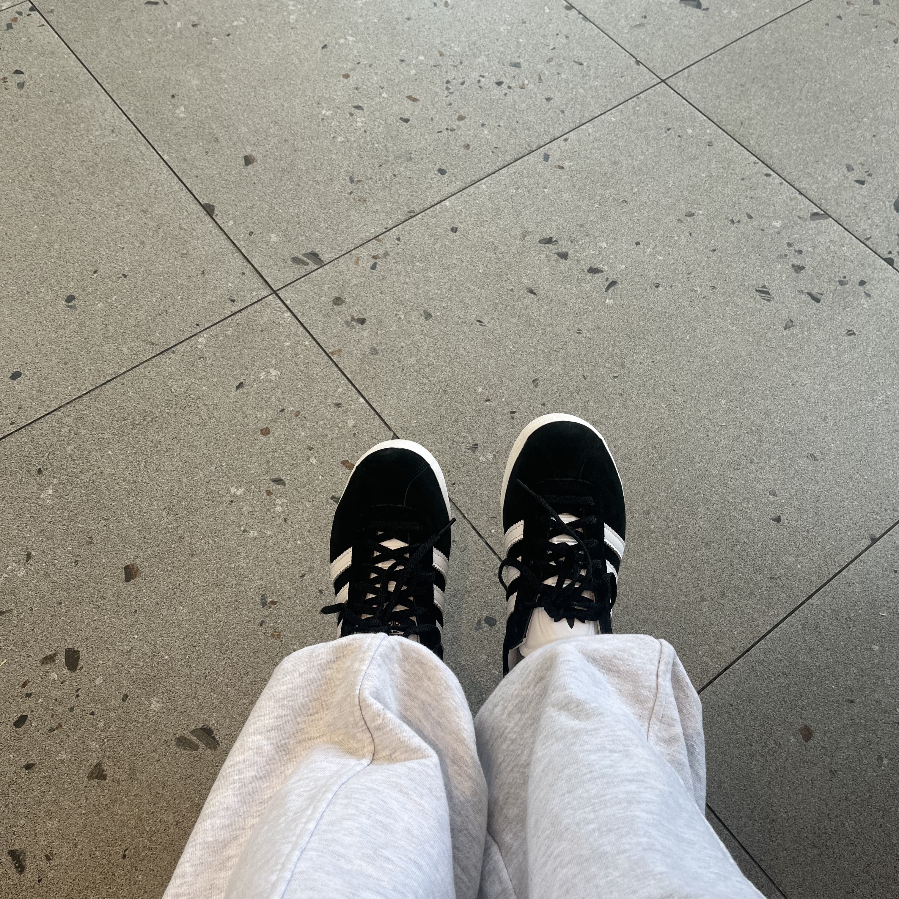 Adidas Gazelle 85 Core Black 착용 스타일 - 1