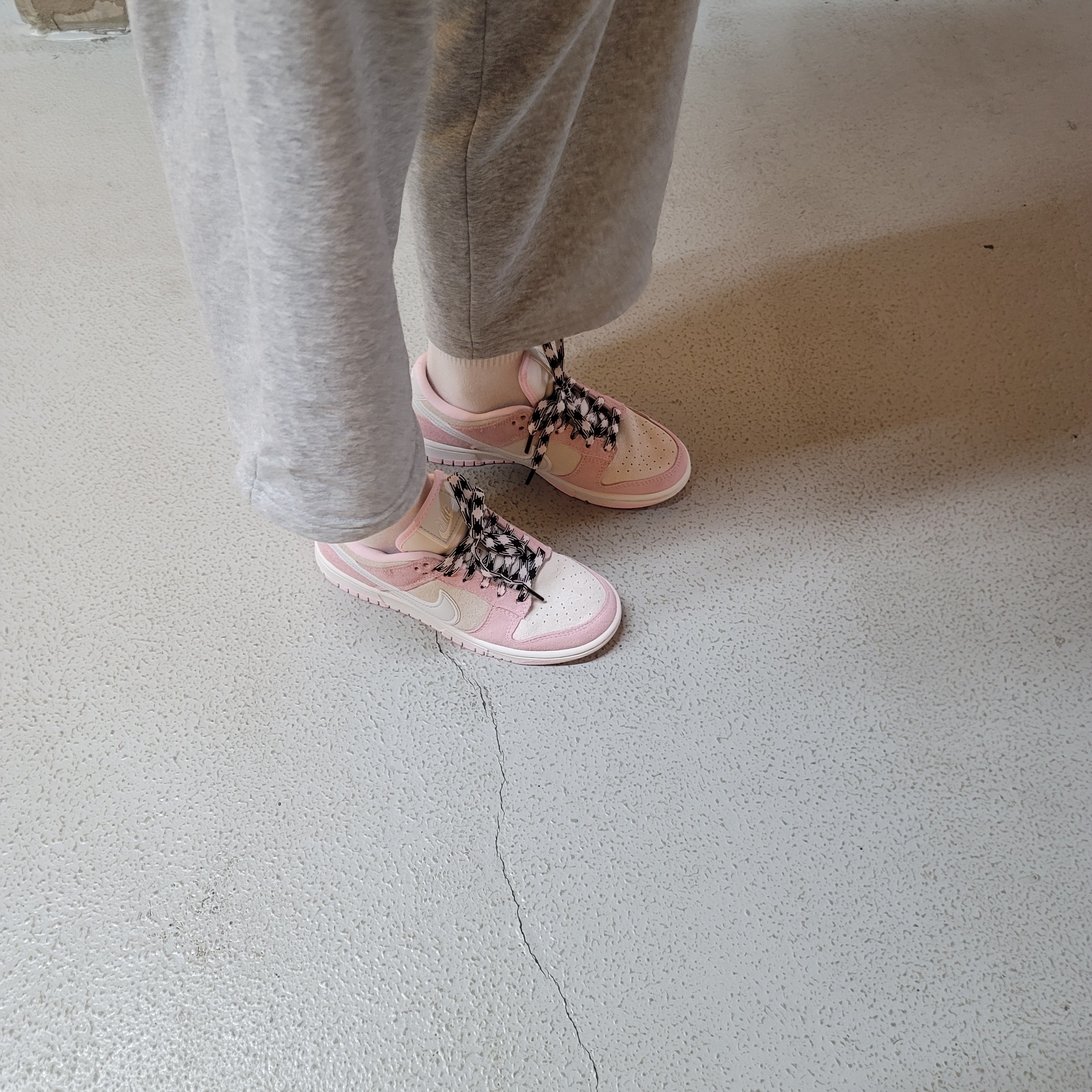 (W) Nike Dunk Low LX Pink Foam 착용 스타일 - 1
