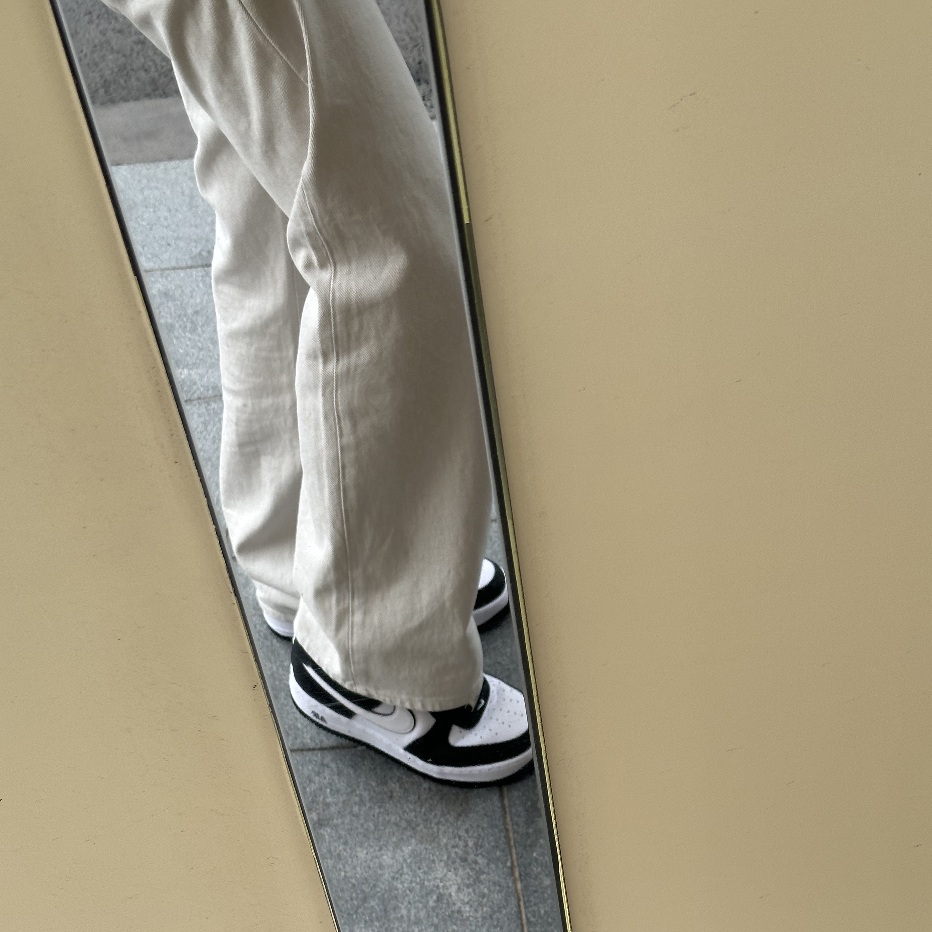 Nike Air Force 1 '07 Black White 착용 스타일 - 3