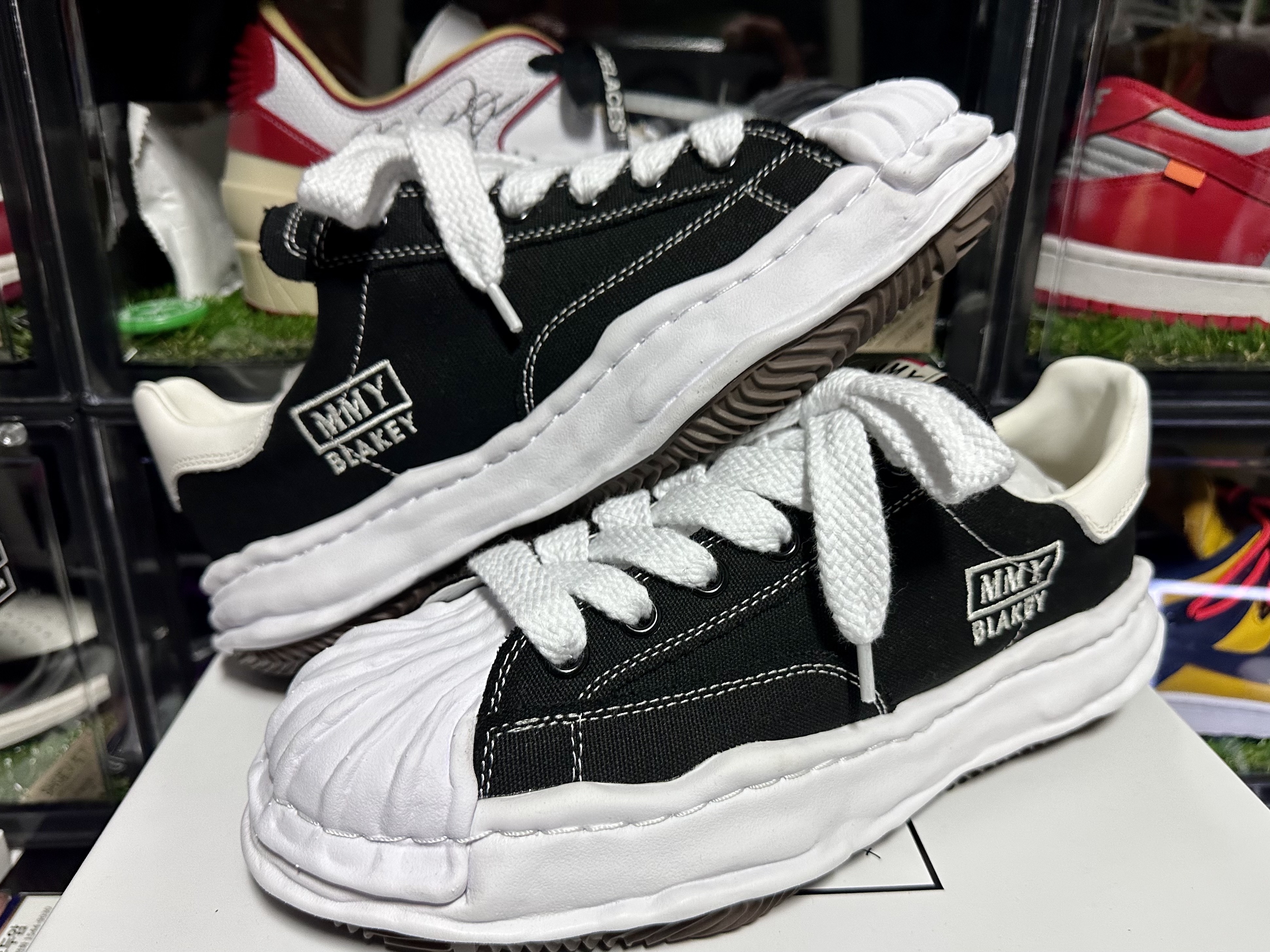 Maison Mihara Yasuhiro Blakey OG Sole Canvas Low-top Sneakers Black White 착용 스타일 - 2