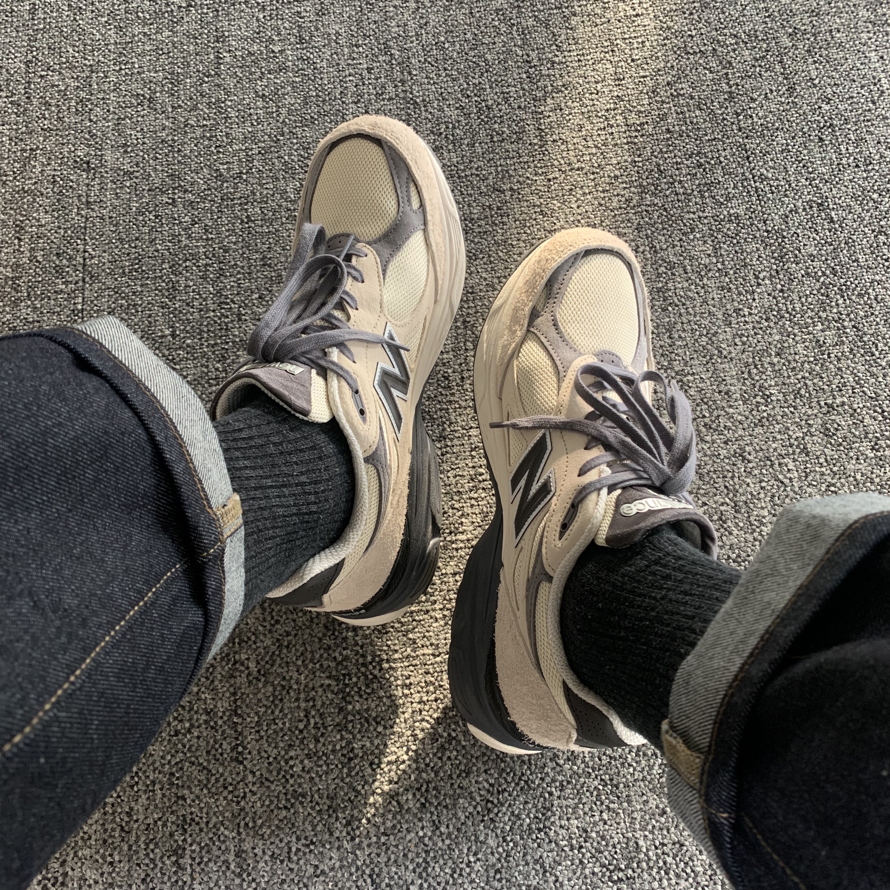 New Balance 990v3 Made in USA Moonbeam Macadamia Nut 착용 스타일
