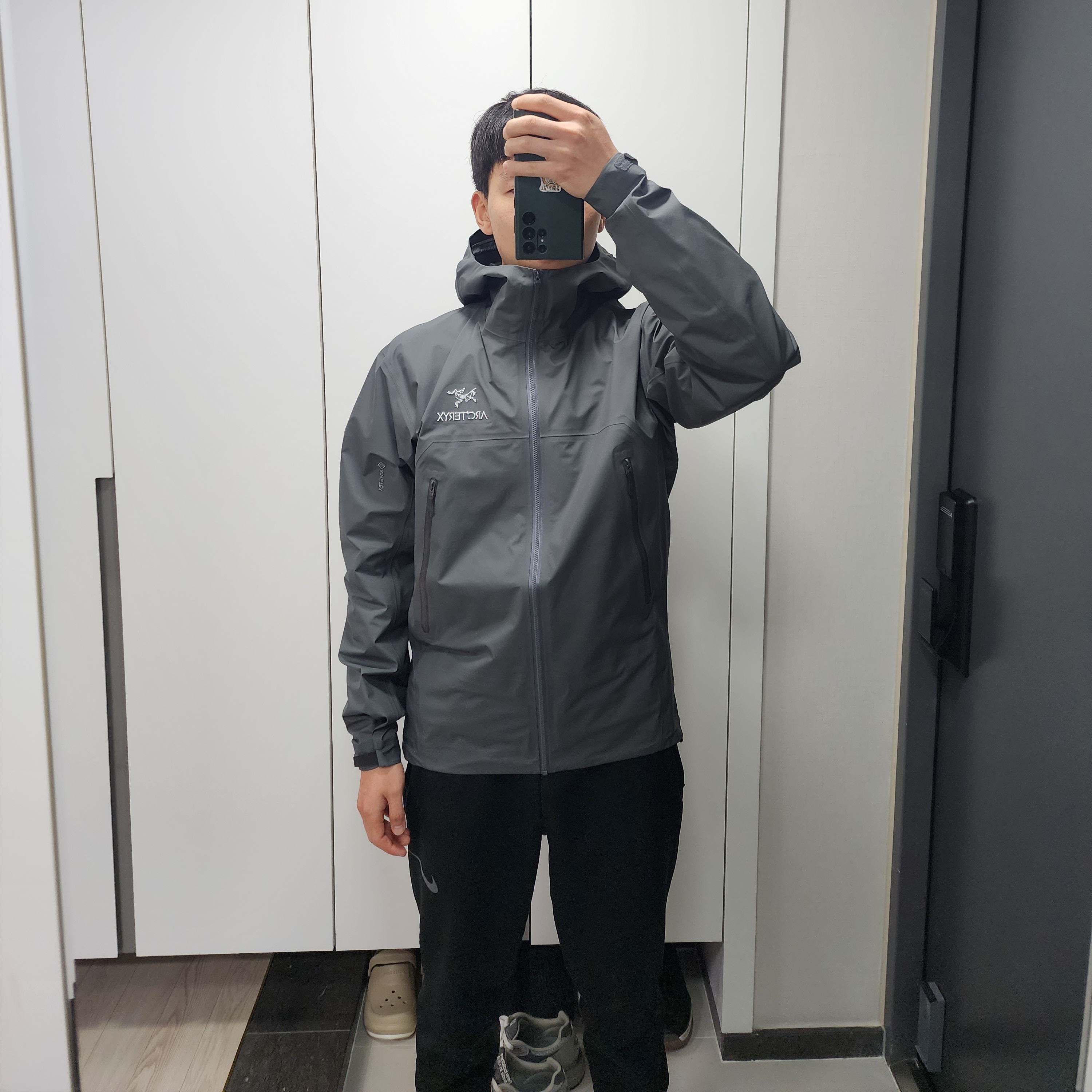 Arc'teryx Beta Jacket Cloud 착용 스타일 - 3
