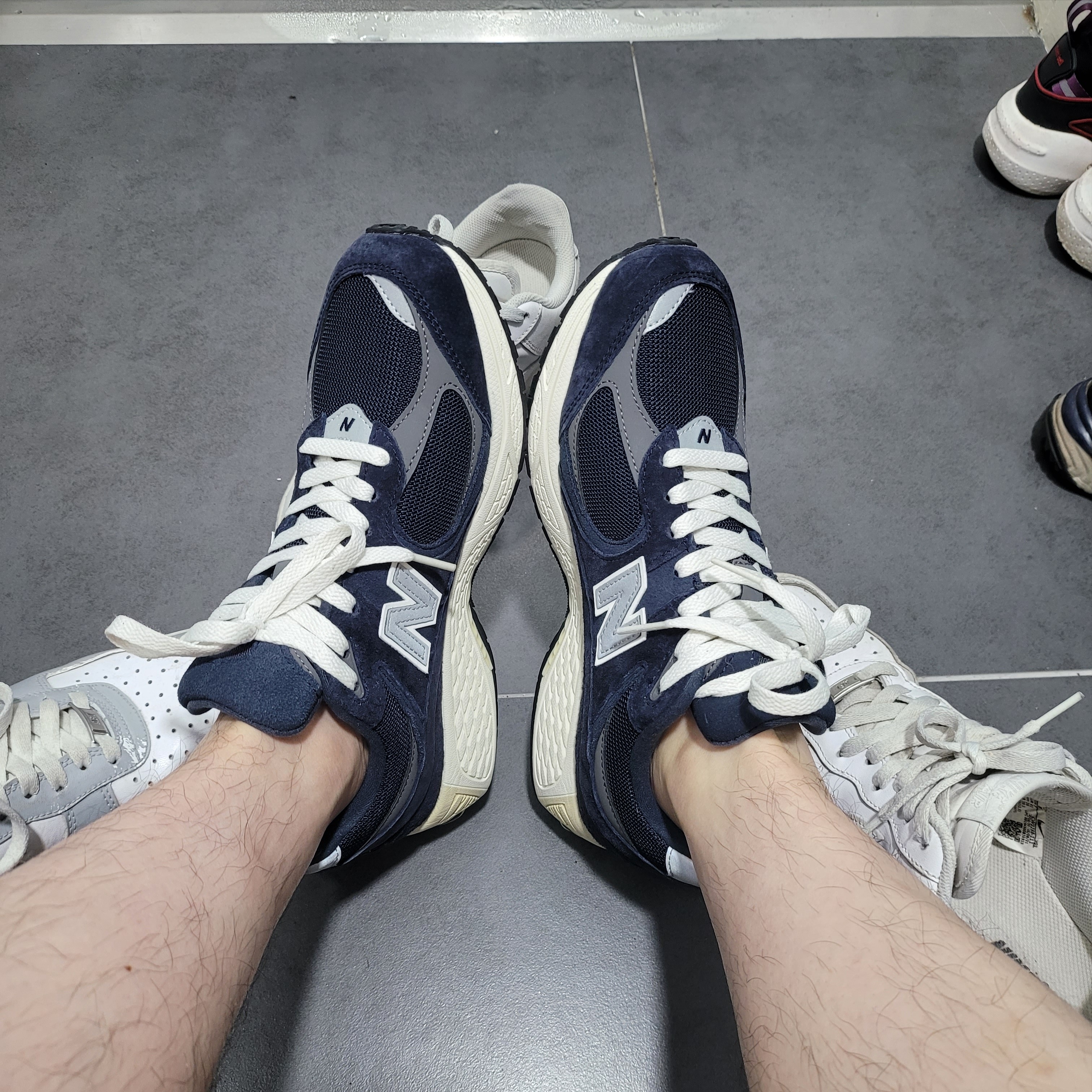 New Balance 2002R Eclipse Castlerock 착용 스타일 - 1