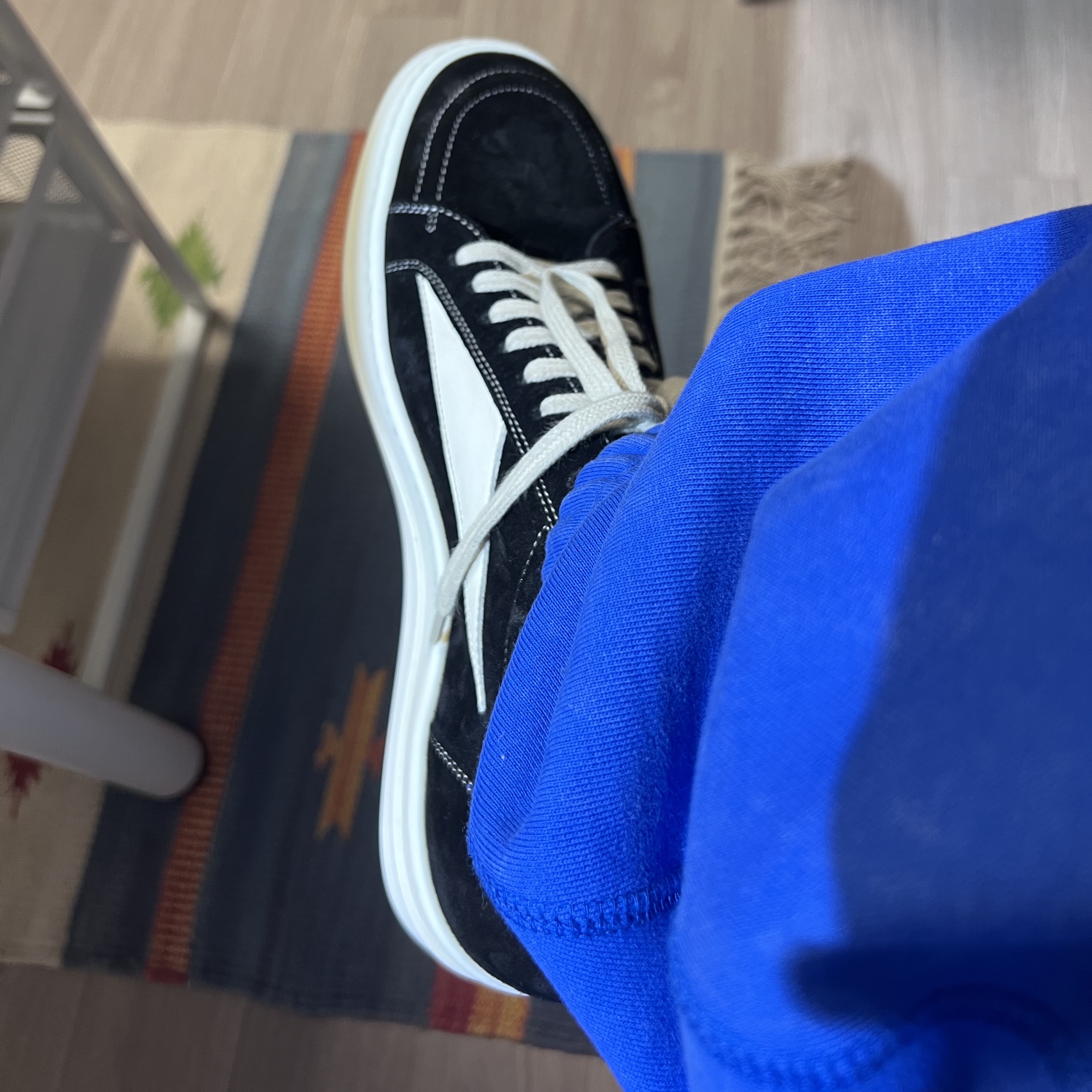 Rick Owens Suede Vintage Sneakers Black Milk White, Nike x Stussy NRG Acid Washed Fleece Pants Game Royal (DR4025-480) 착용 스타일 - 3
