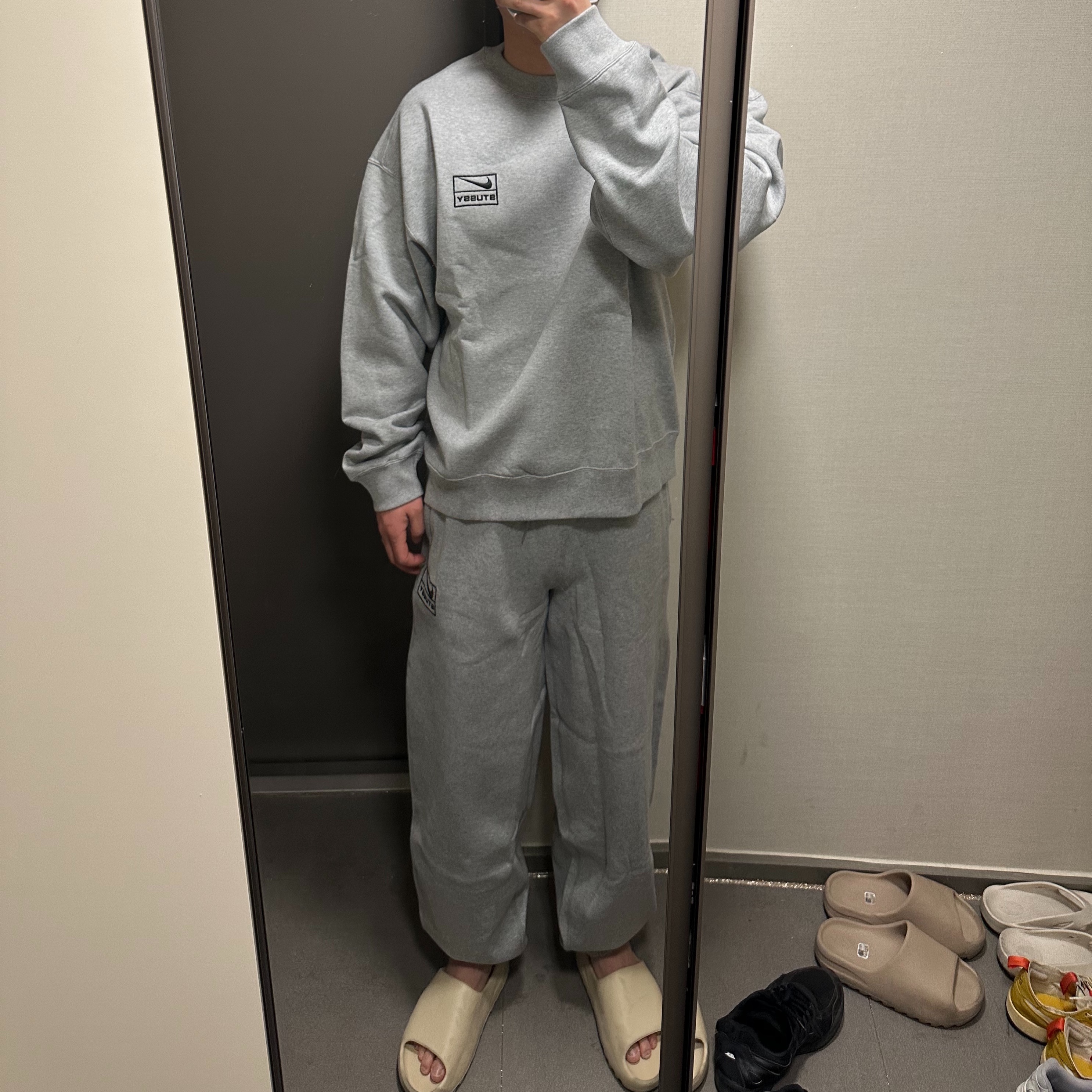 Nike x Stussy NRG Fleece Crewneck Dark Grey Heather (DO9337-063), Nike x Stussy NRG Fleece Pants Dark Grey Heather (DO9340-063) 착용 스타일