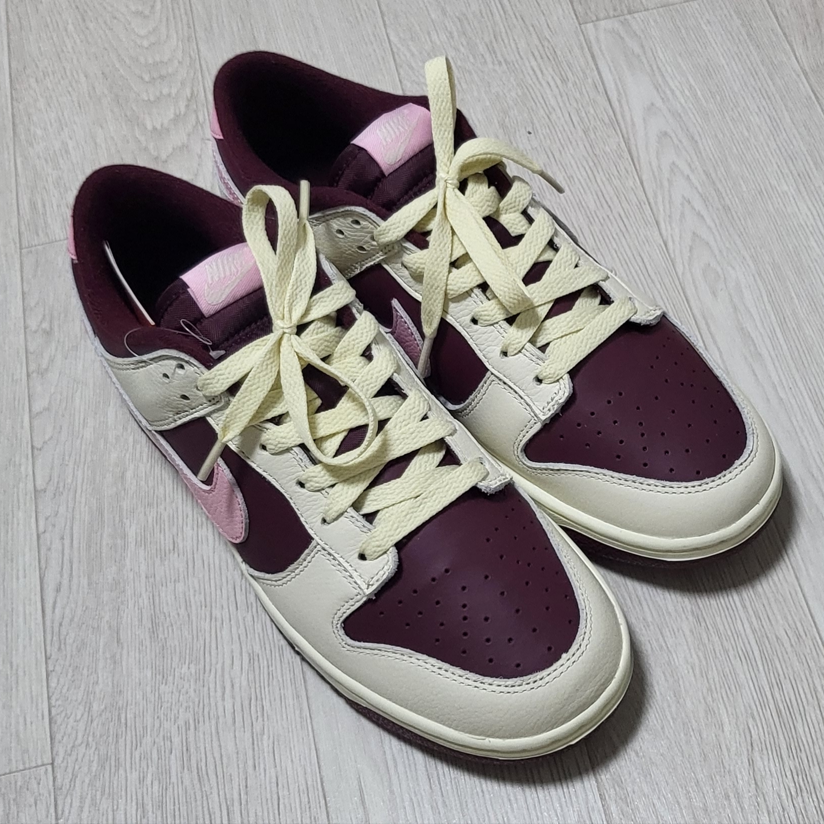 NIke Dunk Low Retro Night Maroon and Medium Soft Pink 착용 스타일