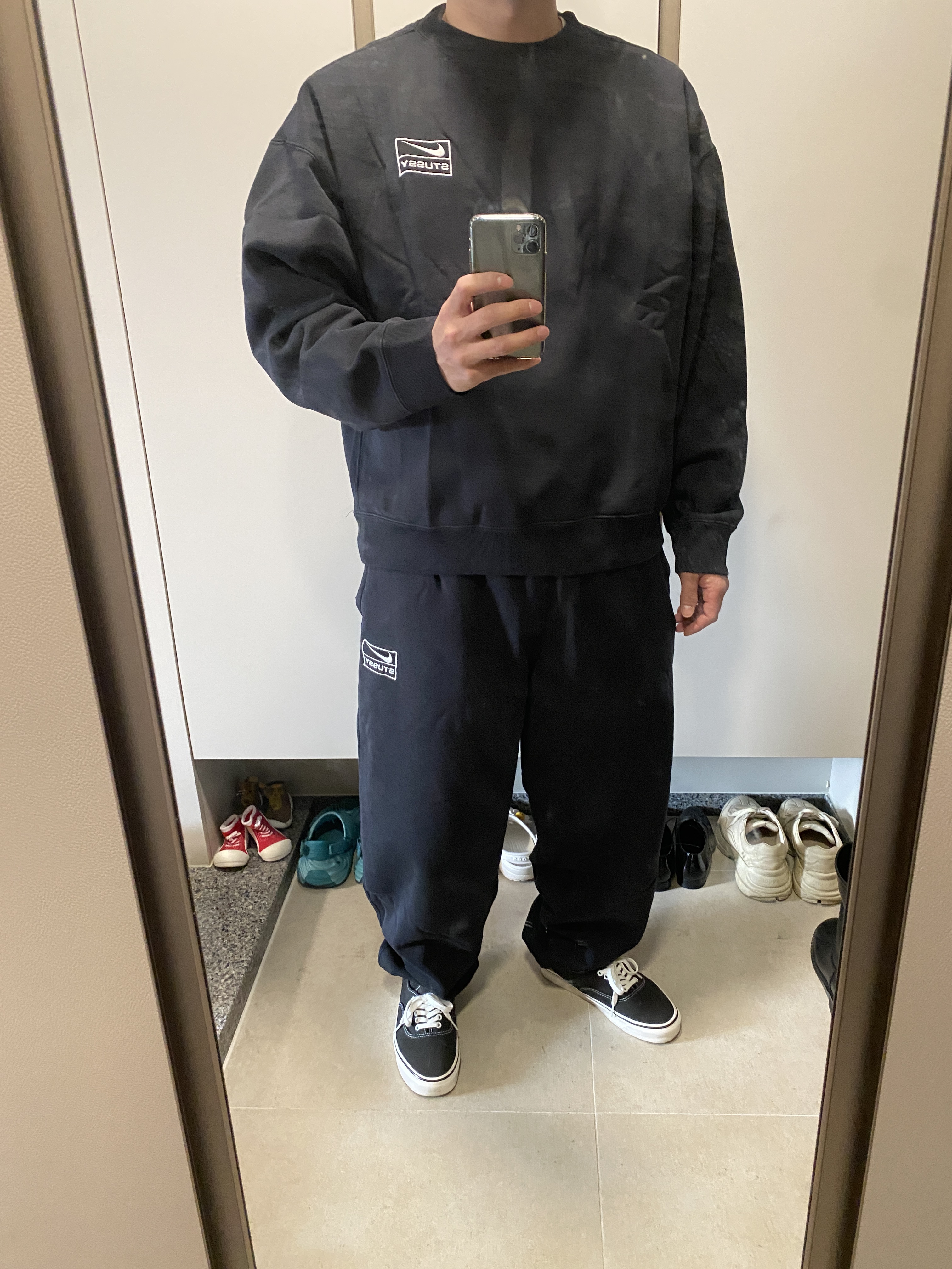 Nike x Stussy NRG Washed Fleece Pants Black (DO5296-010), Nike x Stussy NRG Washed Fleece Crewneck Black (DO5310-010) 착용 스타일