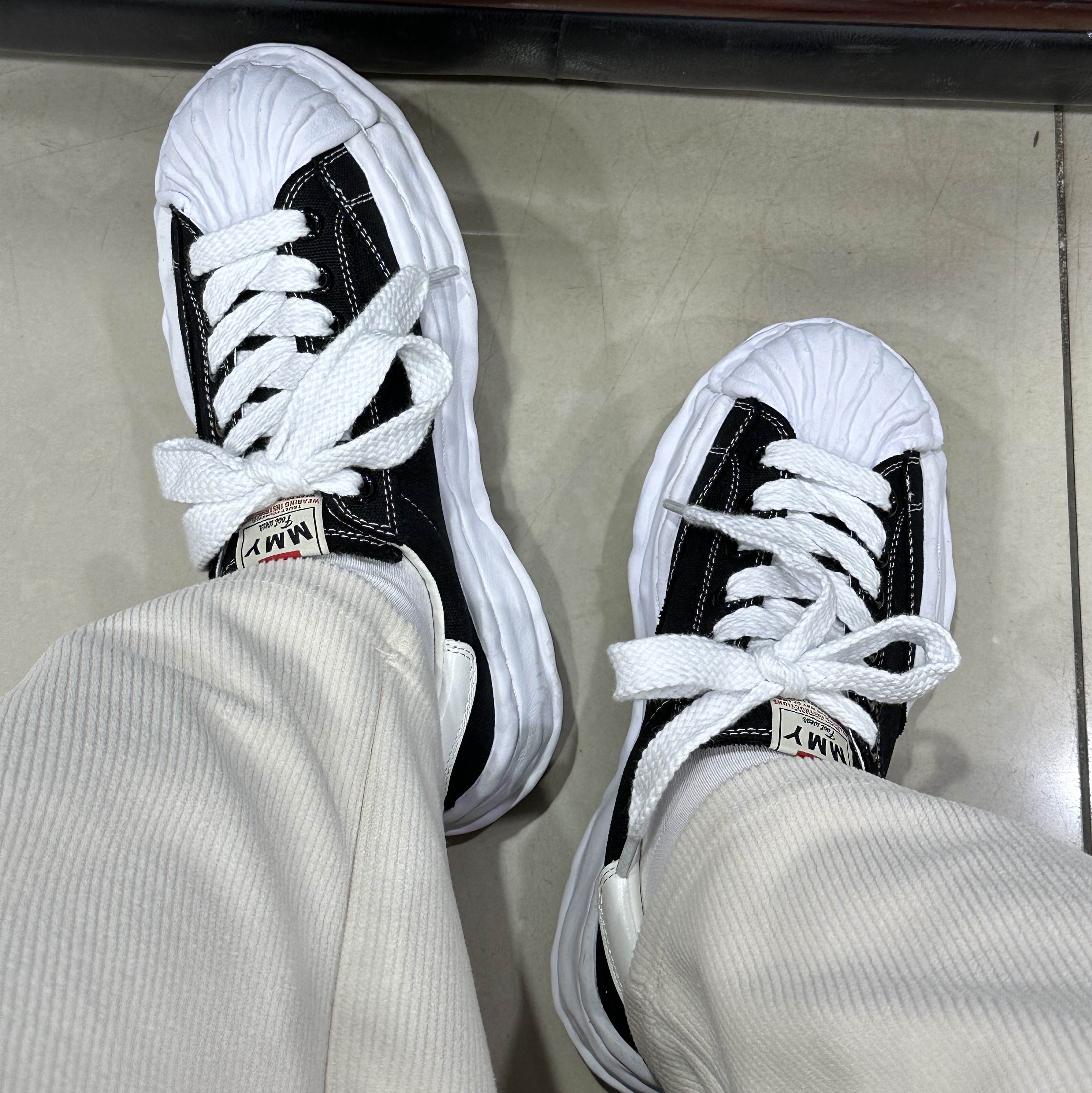 Maison Mihara Yasuhiro Blakey OG Sole Canvas Low-top Sneakers Black White 착용 스타일