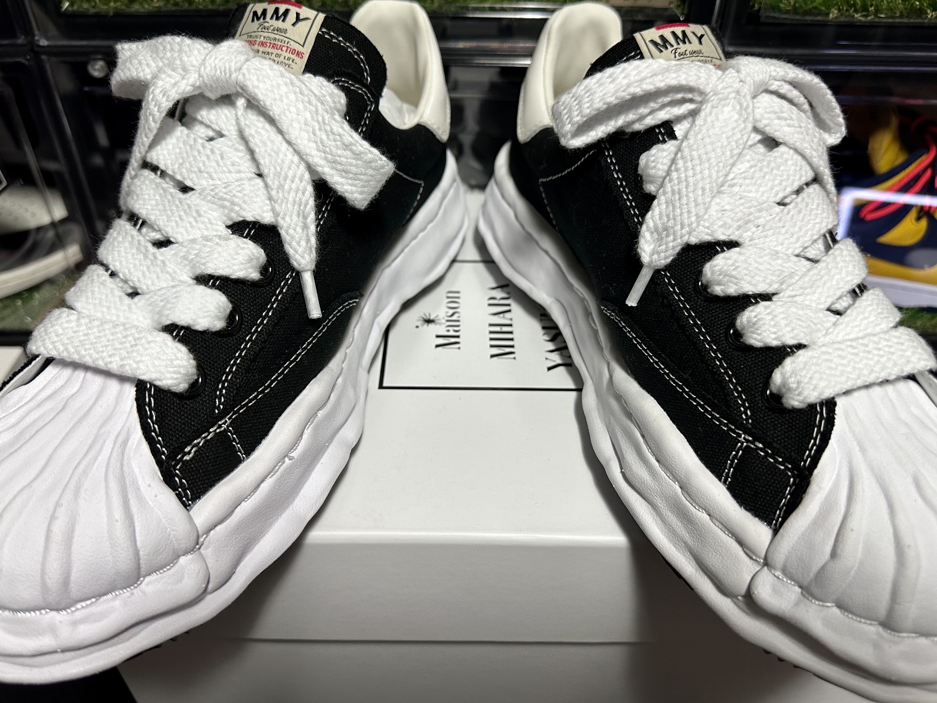 Maison Mihara Yasuhiro Blakey OG Sole Canvas Low-top Sneakers Black White 착용 스타일 - 3