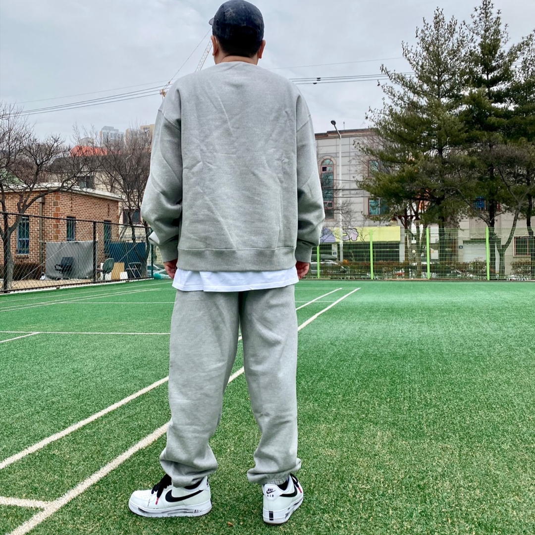 Nike x Stussy NRG Fleece Crewneck Dark Grey Heather (DO9337-063), Nike x Stussy NRG Fleece Pants Dark Grey Heather (DO9340-063) 착용 스타일 - 5