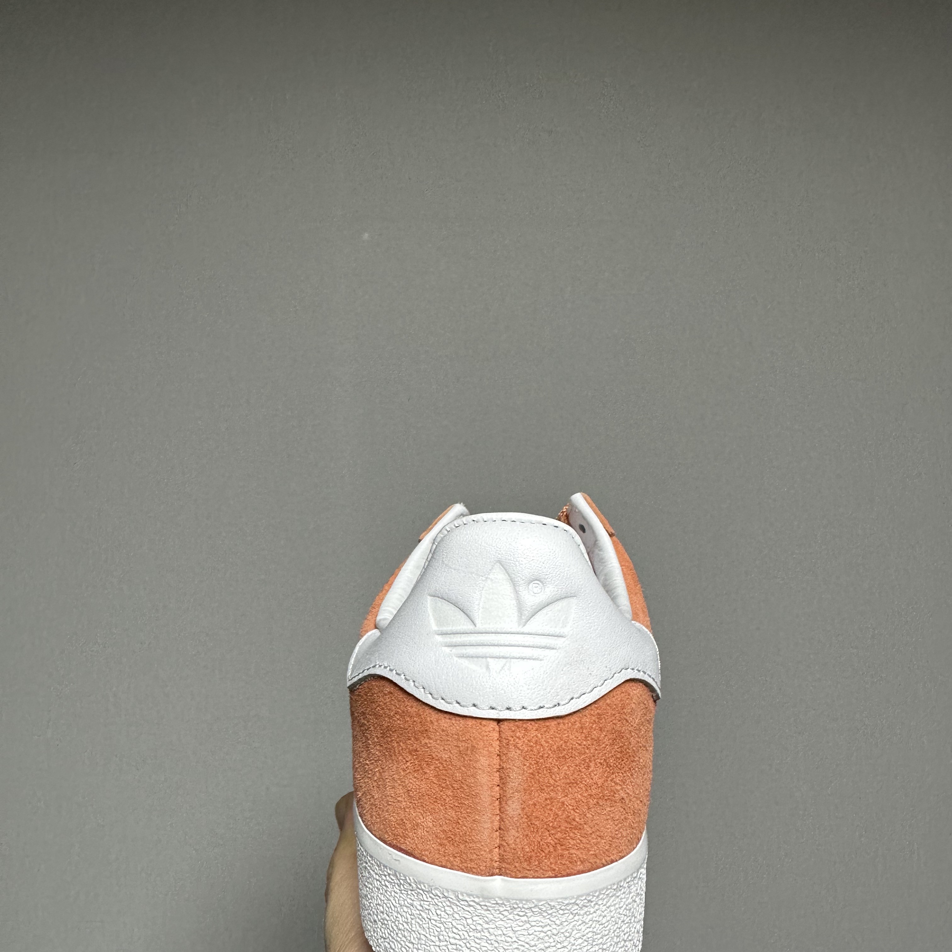 Adidas Gazelle 85 Super Coral 착용 스타일 - 3