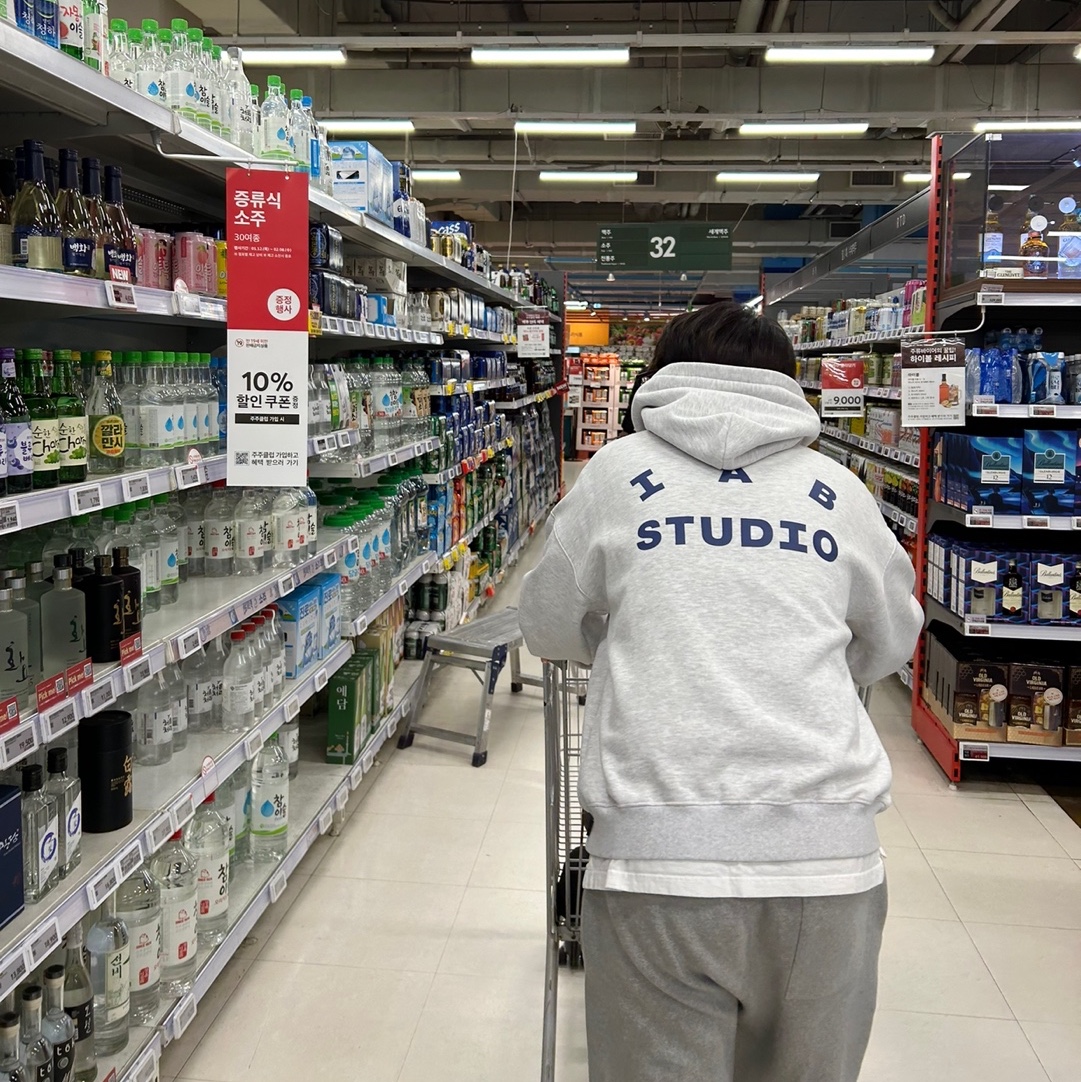 IAB Studio Hoodie Light Gray 착용 스타일