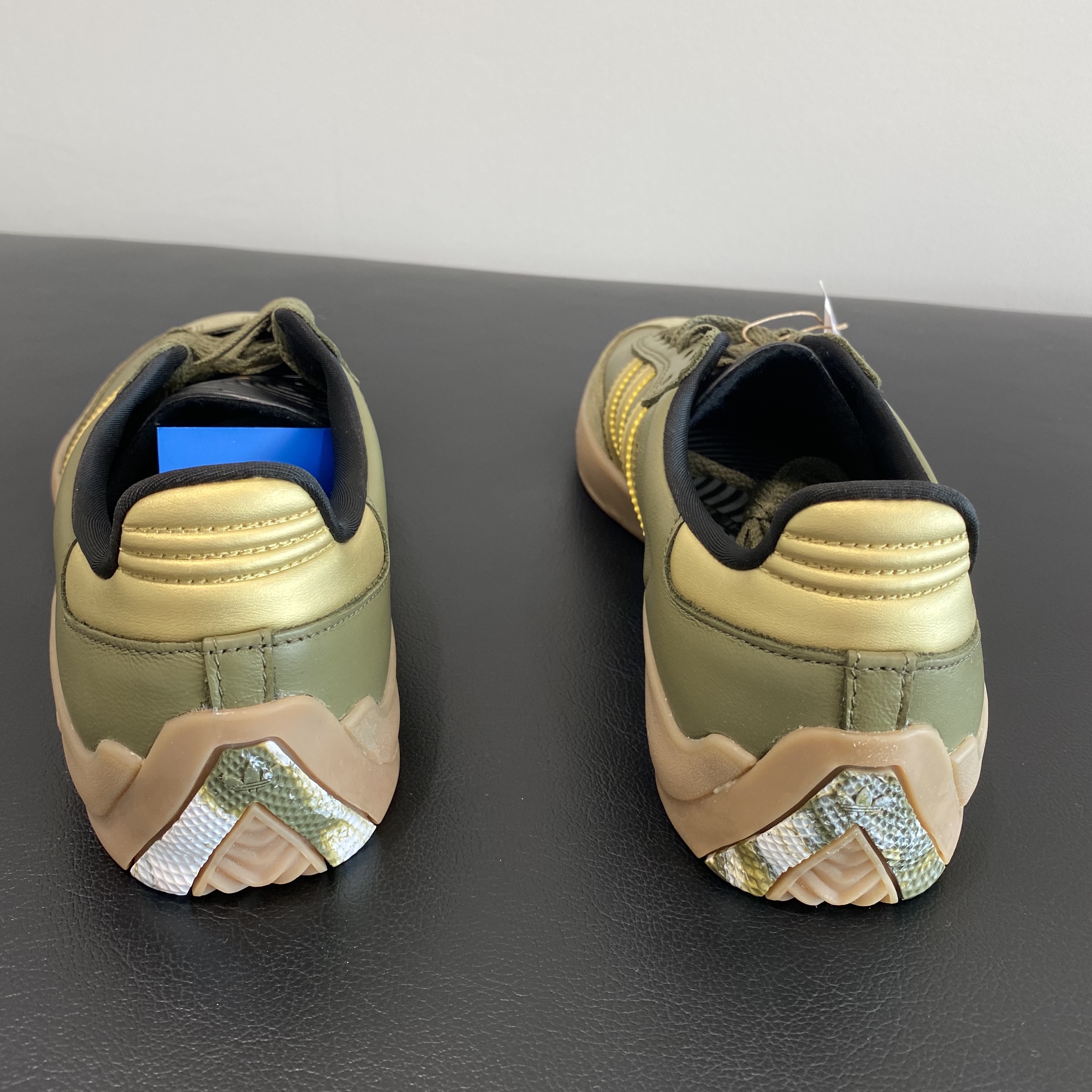 Adidas x Palace Samba Olive Gold 착용 스타일 - 2