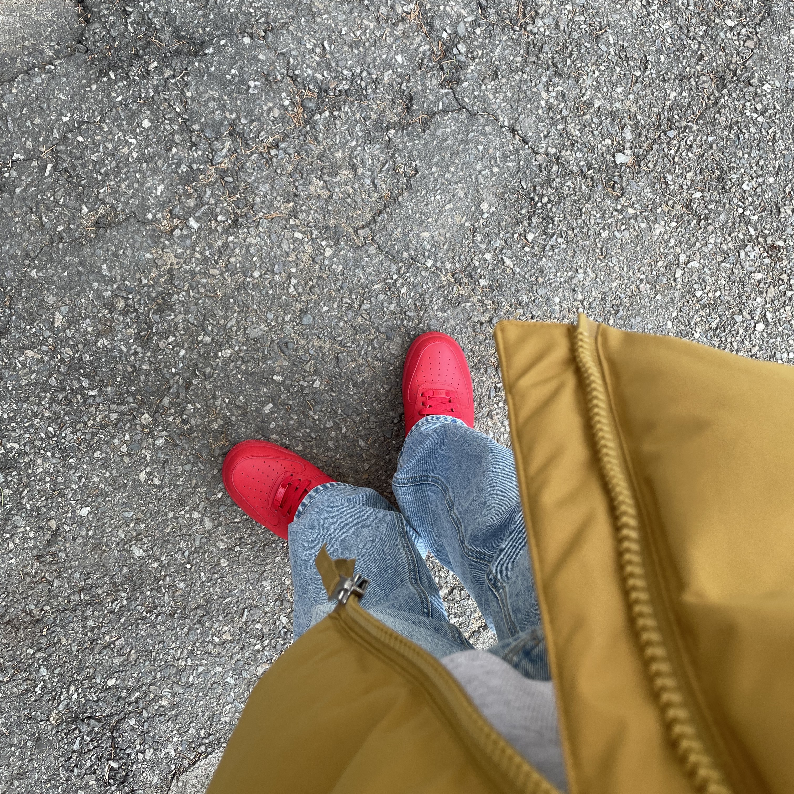Nike Air Force 1 '07 LV8 Low 1 Triple Red 착용 스타일