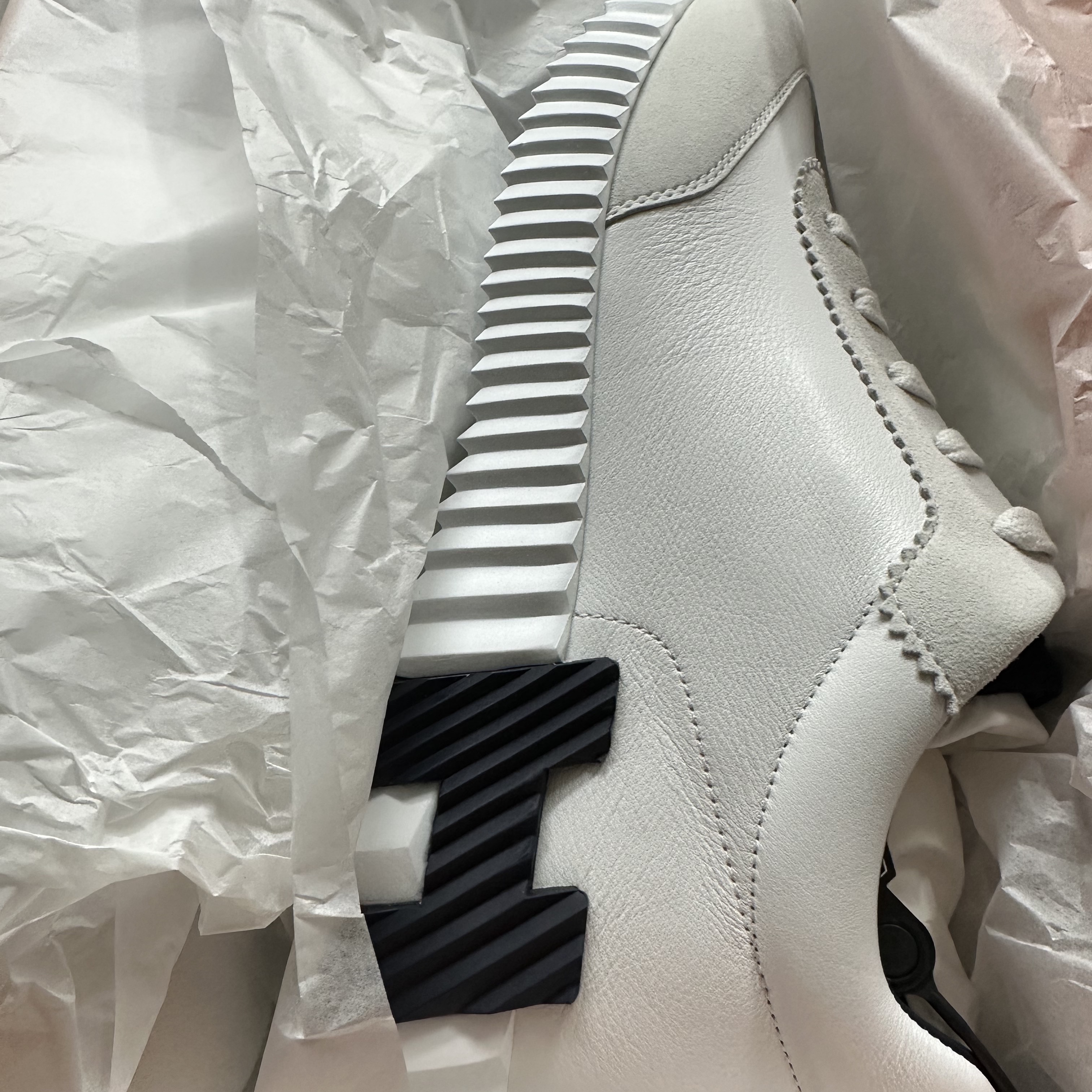 Hermes Bouncing Sneakers Parachute Fabric Suede Goatskin & Blanc 착용 스타일