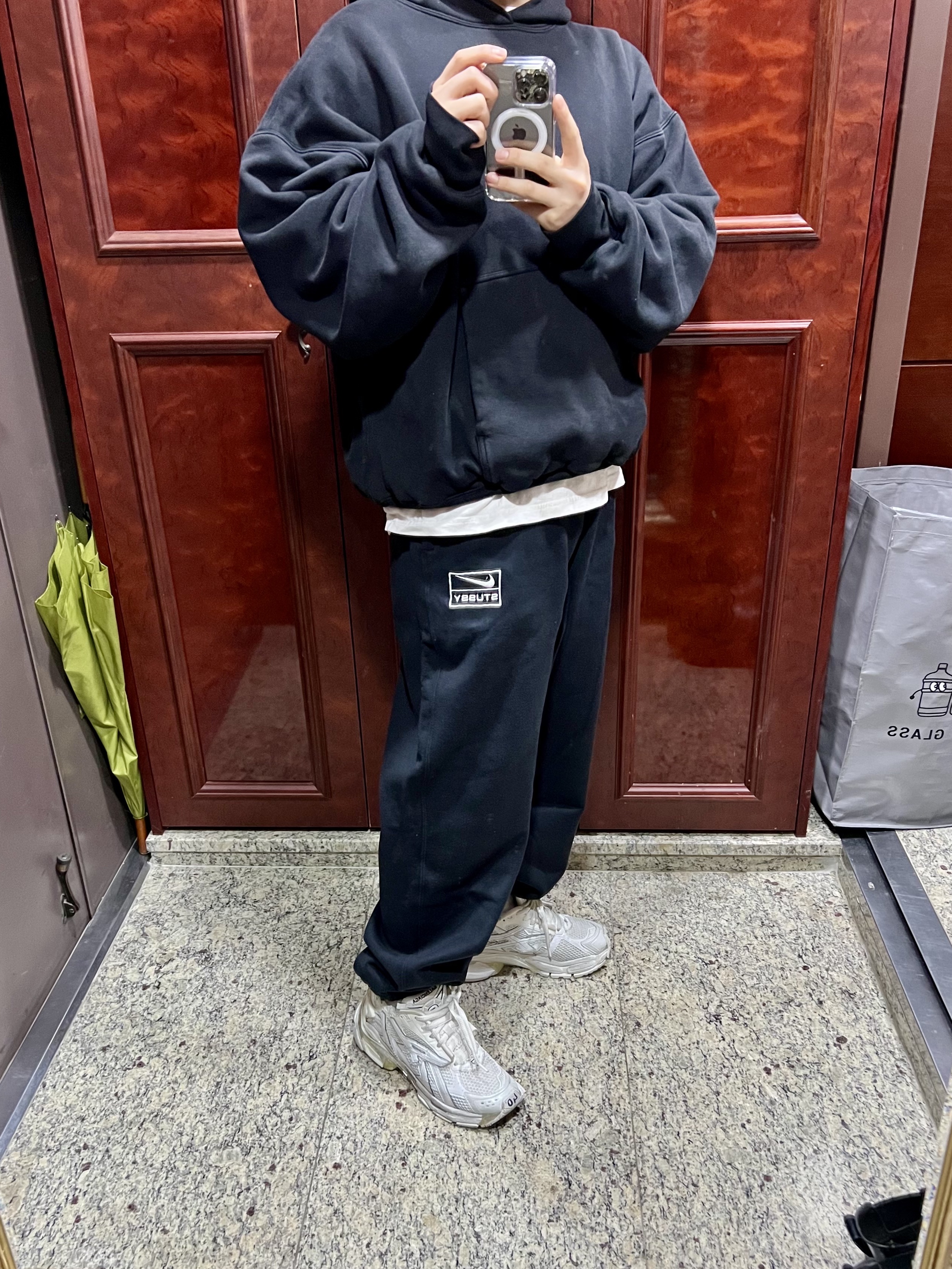 Nike x Stussy NRG Washed Fleece Pants Black (DO5296-010), Balenciaga Runner Sneakers White 착용 스타일