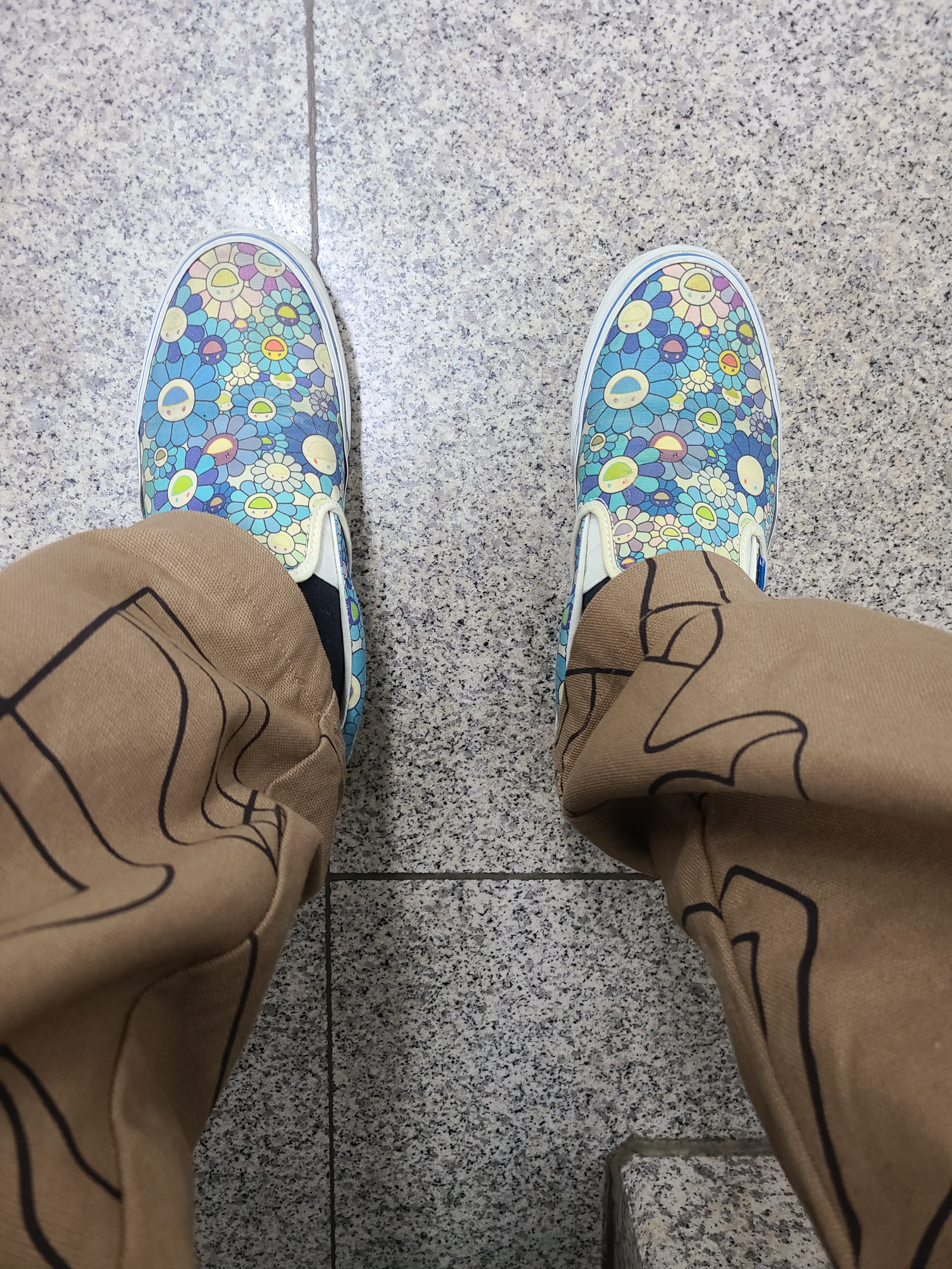 Vans Vault x Murakami Takashi Classic Slip-On LX Multi-Color Flower 착용 스타일 - 2