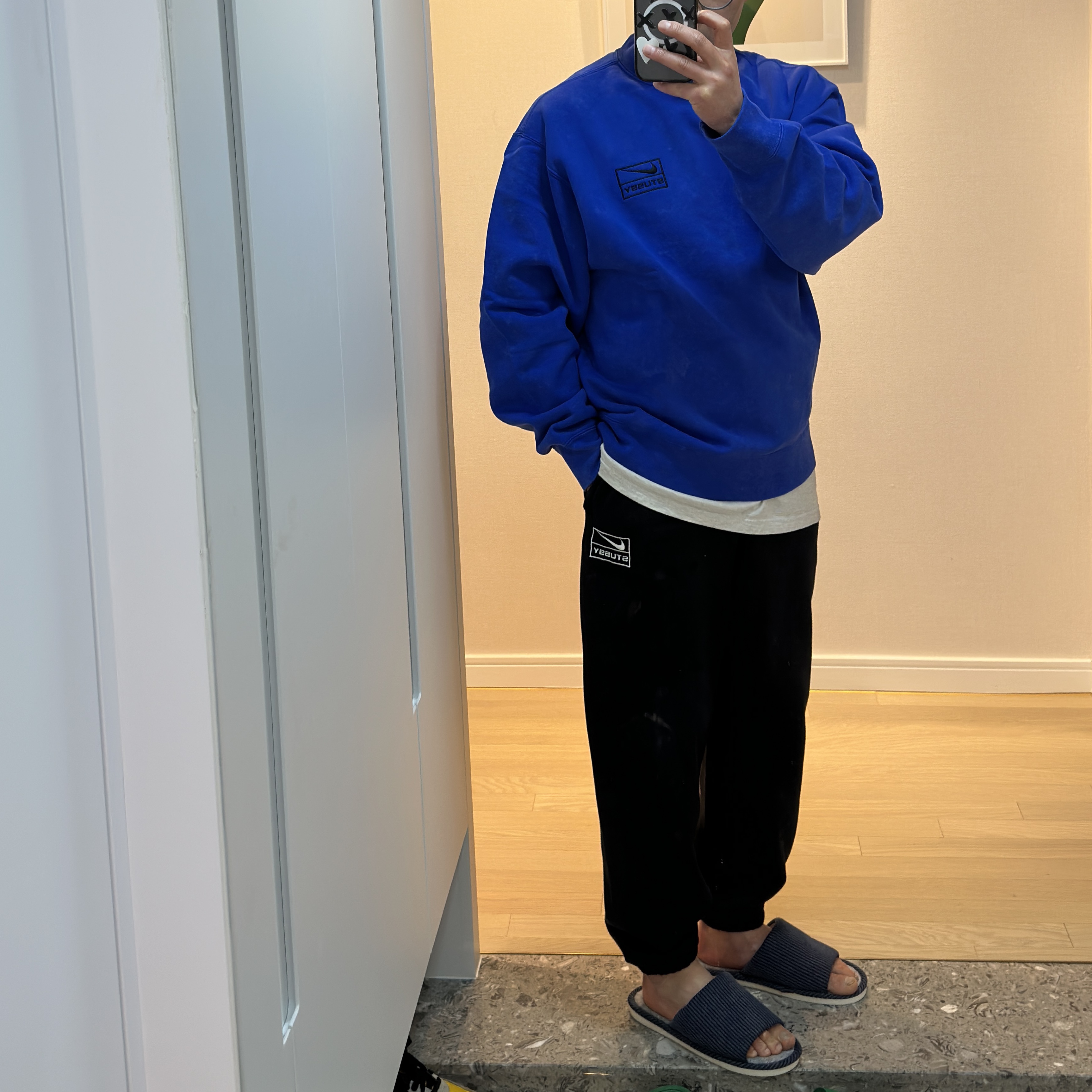 Nike x Stussy NRG Acid Washed Crewneck Game Royal (DR4024-480), Nike x Stussy NRG RA Washed Fleece Pants Black (DN4030-010) 착용 스타일