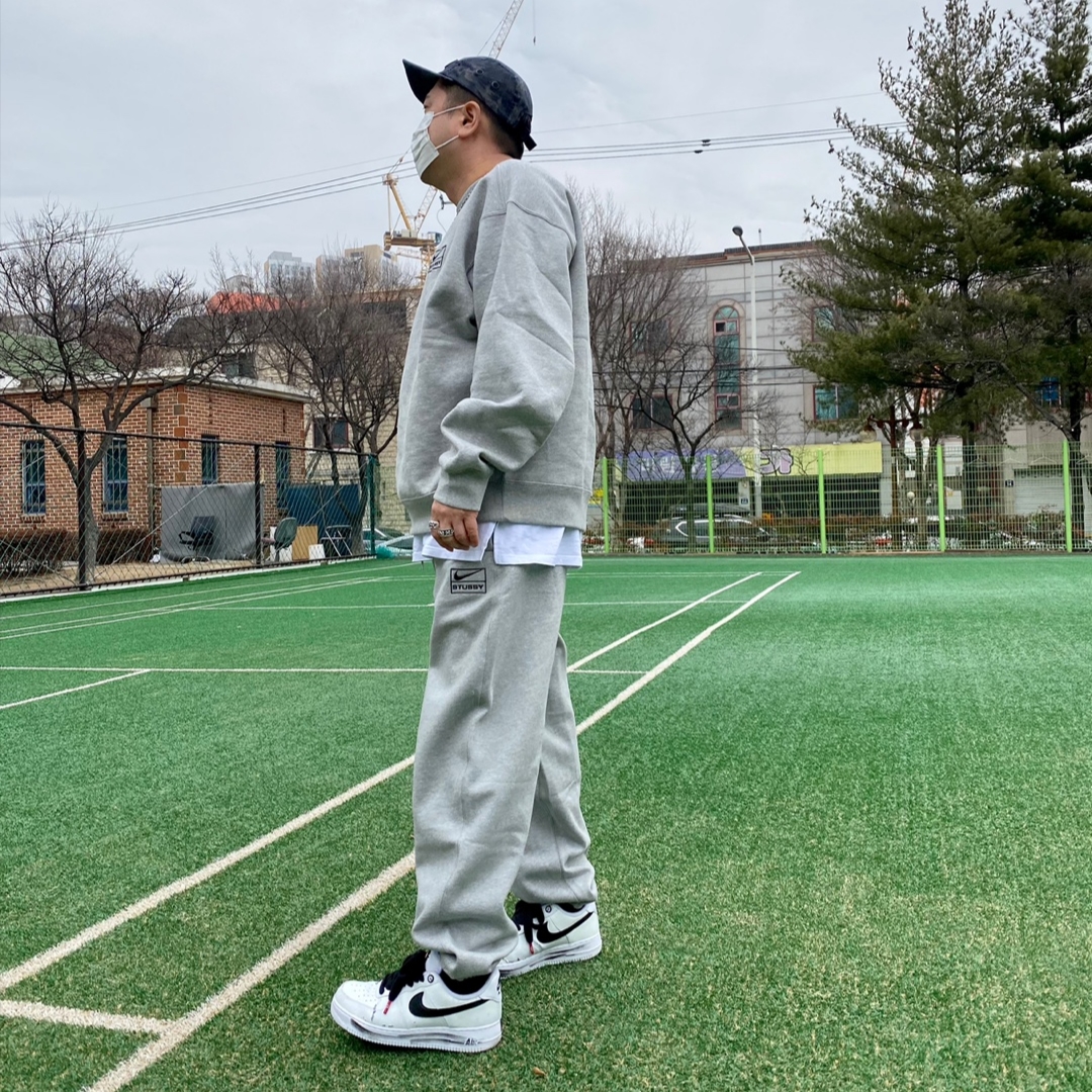 Nike x Stussy NRG Fleece Crewneck Dark Grey Heather (DO9337-063), Nike x Stussy NRG Fleece Pants Dark Grey Heather (DO9340-063) 착용 스타일 - 4