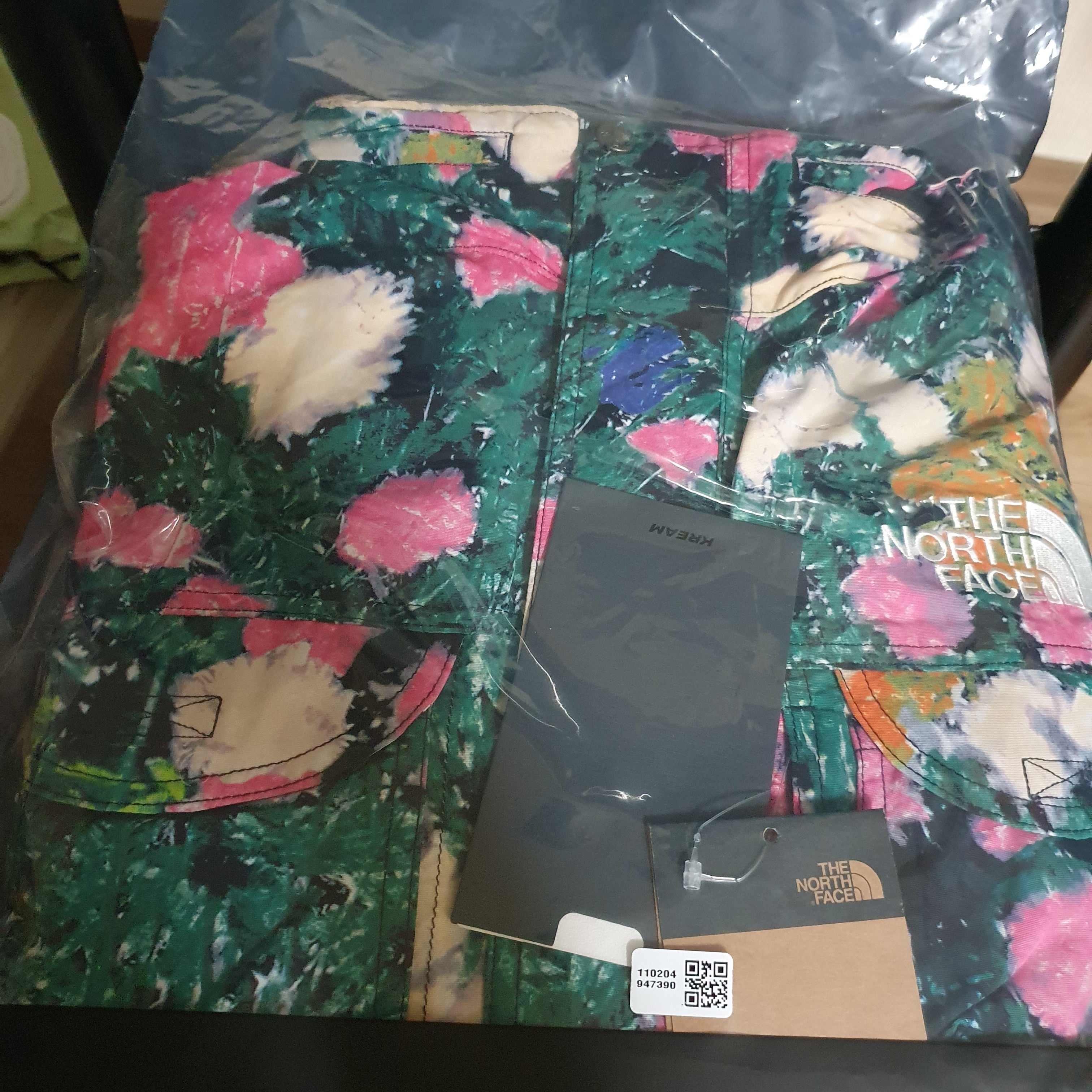 Supreme x The North Face Trekking Convertible Jacket Flowers - 22SS 착용 스타일