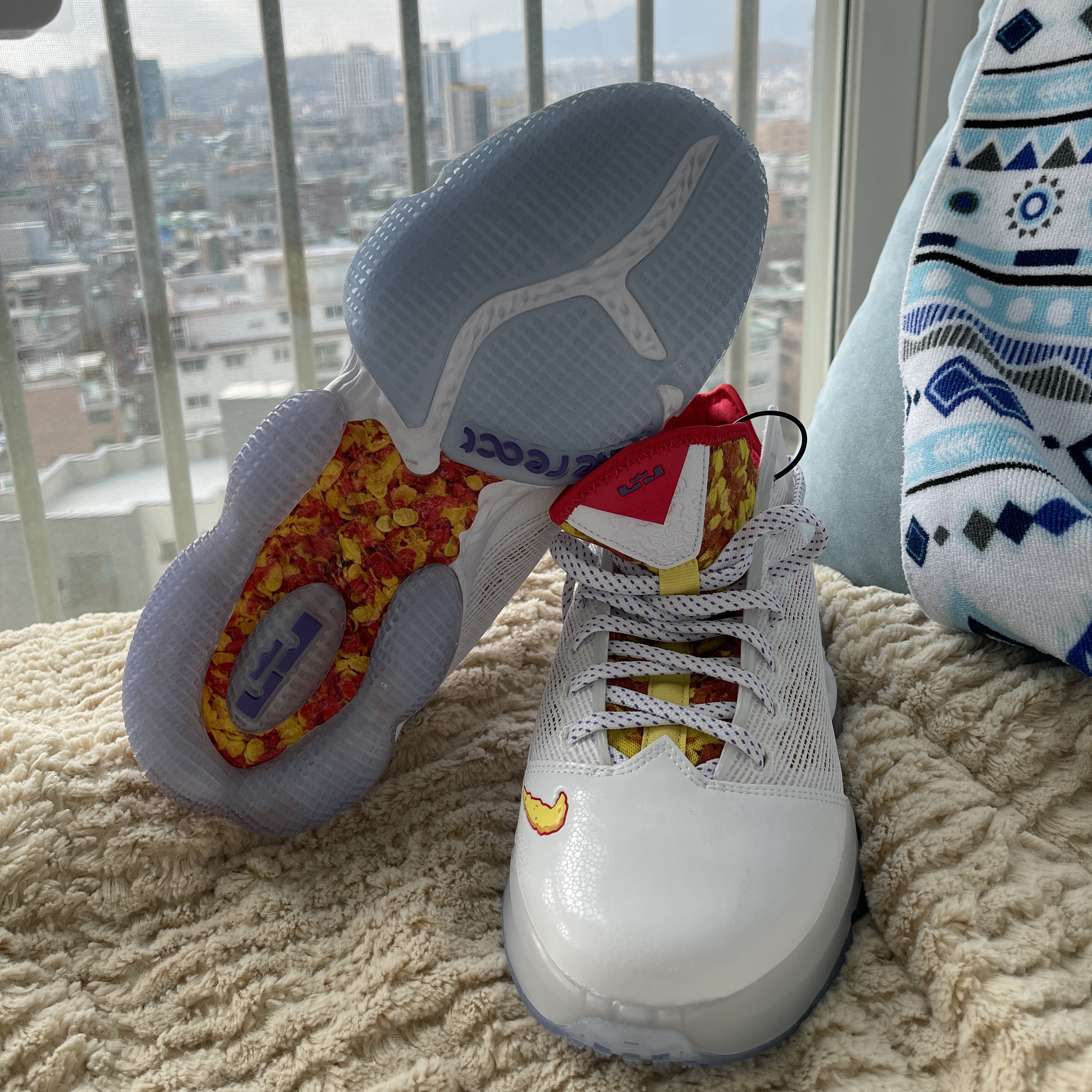 Nike LeBron XIX Low Magic Fruity Pebbles 착용 스타일 - 4