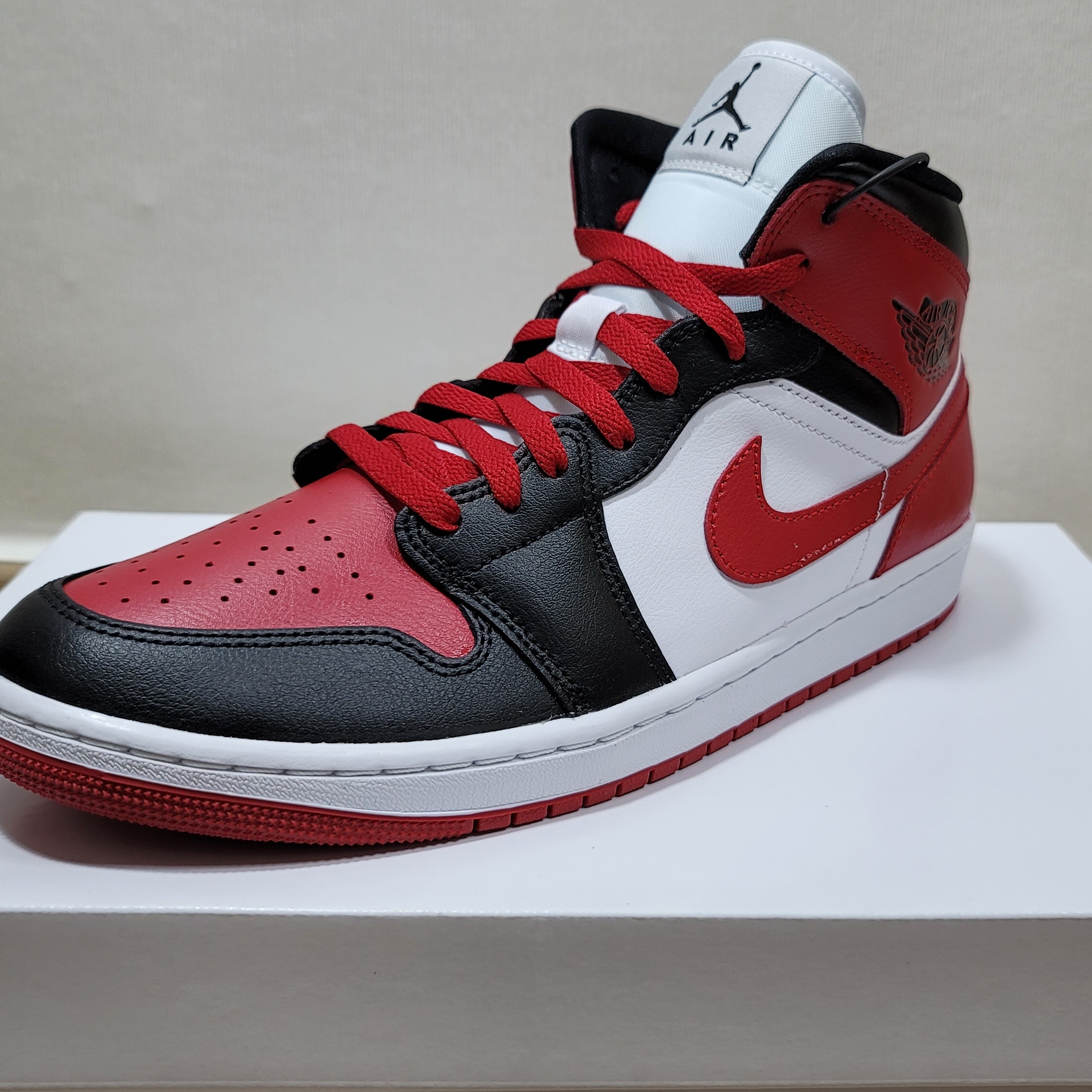 (W) Jordan 1 Mid Black and Gym Red 착용 스타일