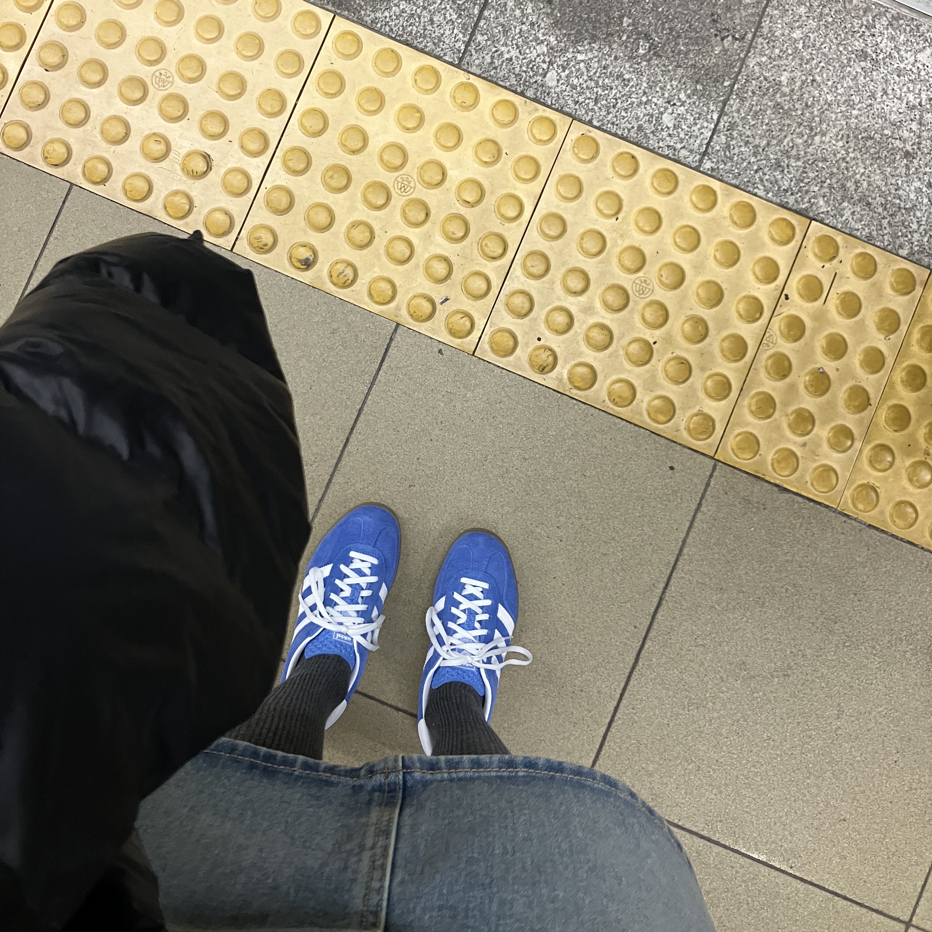 (W) Adidas Gazelle Indoor Blue Fusion Cloud White 착용 스타일 - 2