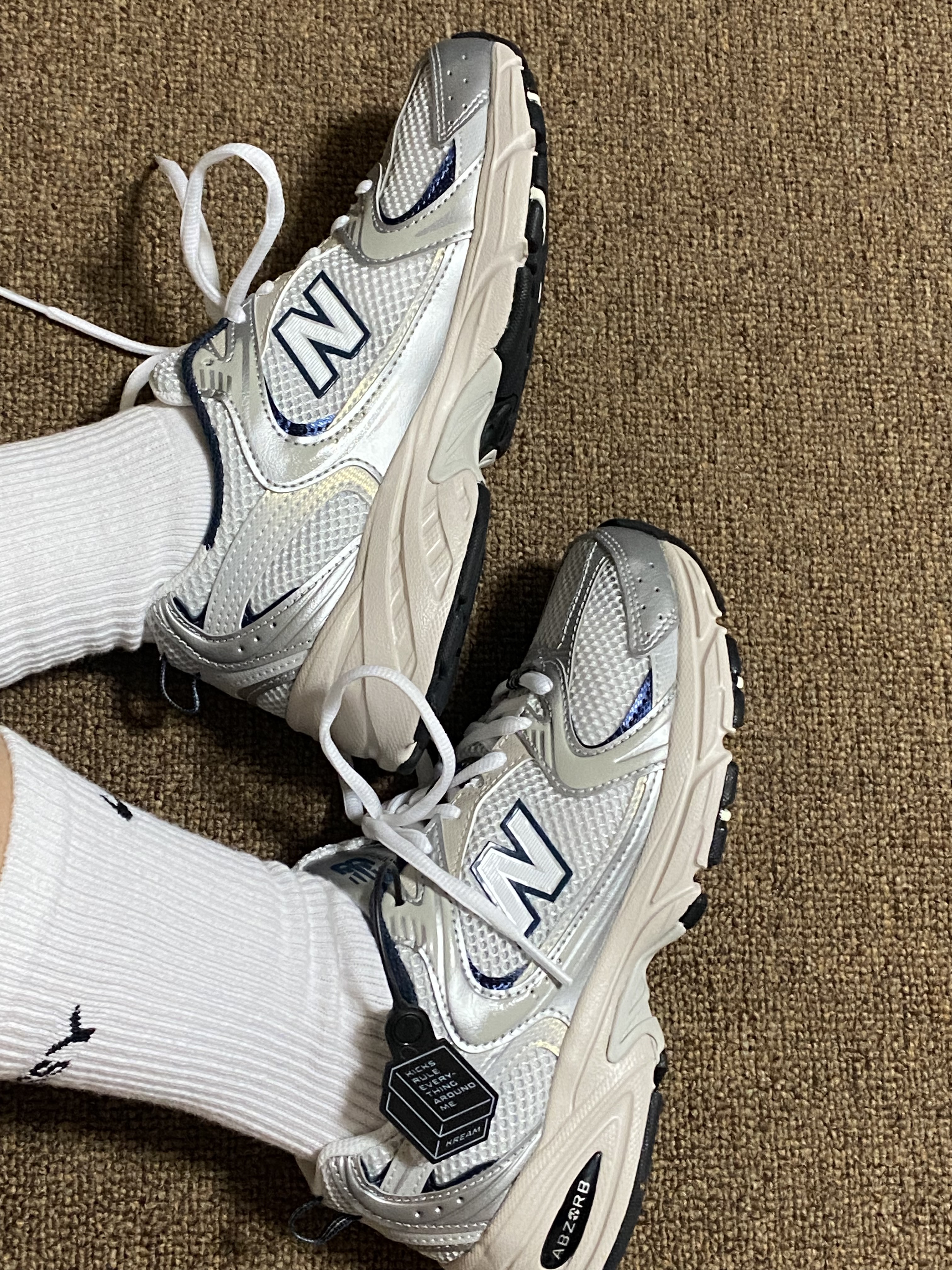 New Balance 530 Steel Grey 착용 스타일 - 1