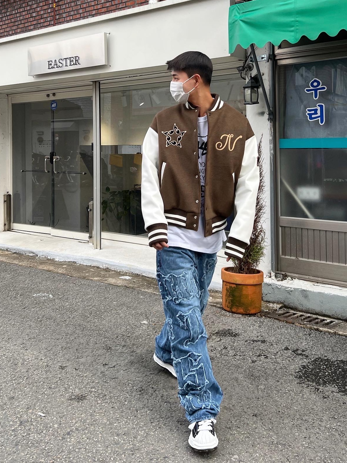 Maison Mihara Yasuhiro Blakey OG Sole Canvas Low-top Sneakers Black White, Stussy World Tour T-Shirt White 착용 스타일