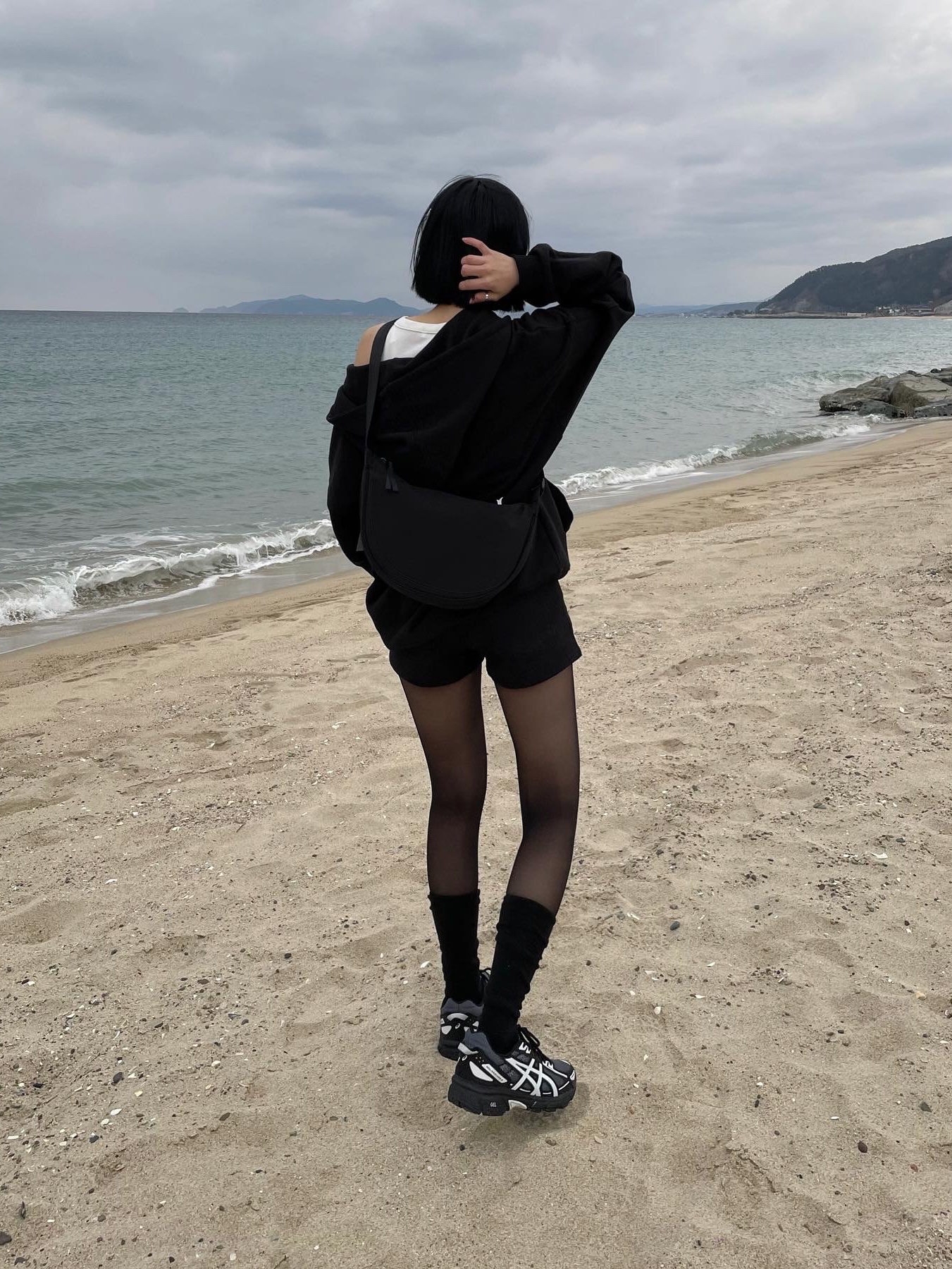 Asics Gel-Venture 6 Carrier Grey, Apple AirPods Max Lightning Space Gray (Korean Ver.) 착용 스타일 - 2
