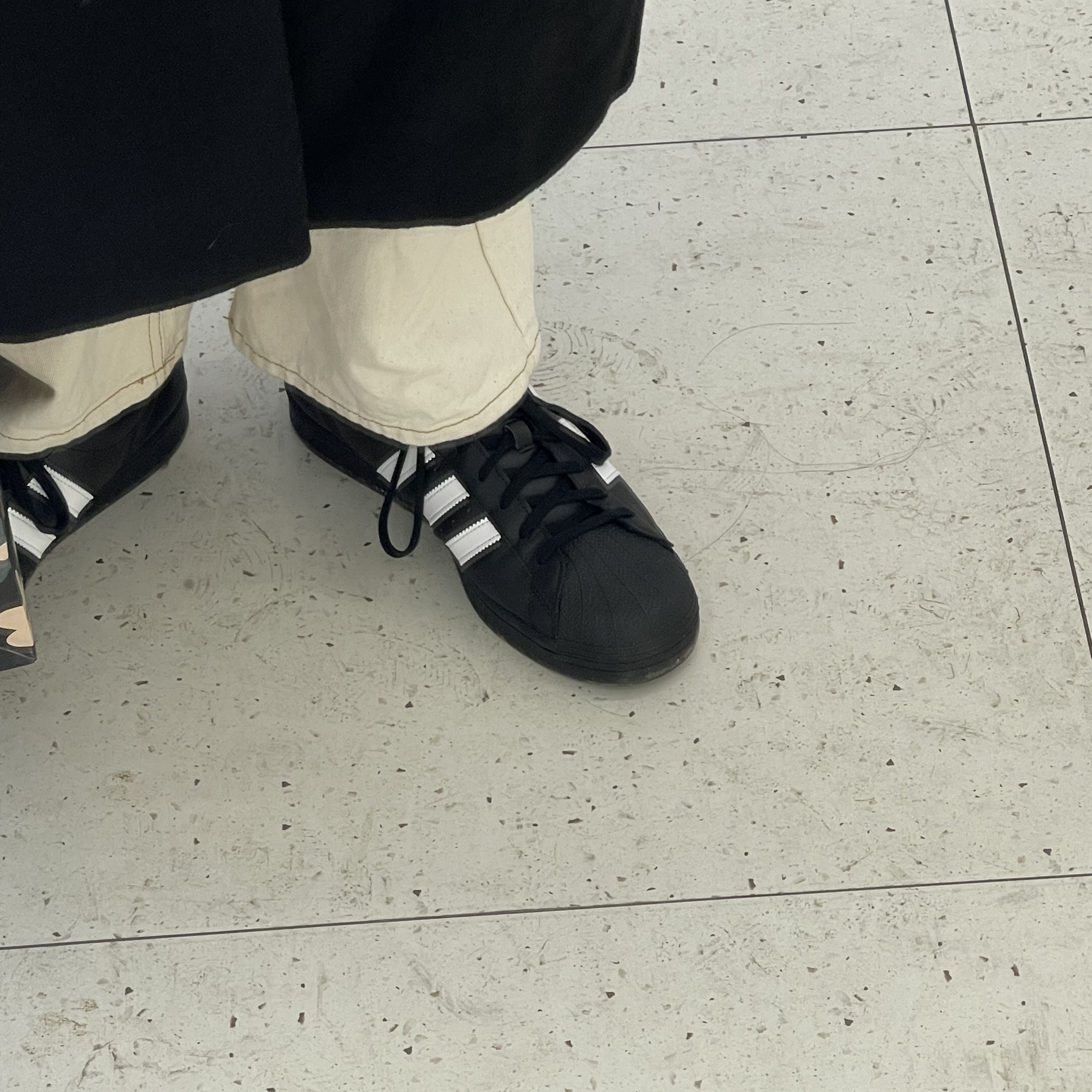 Adidas Superstar Core Black White 착용 스타일