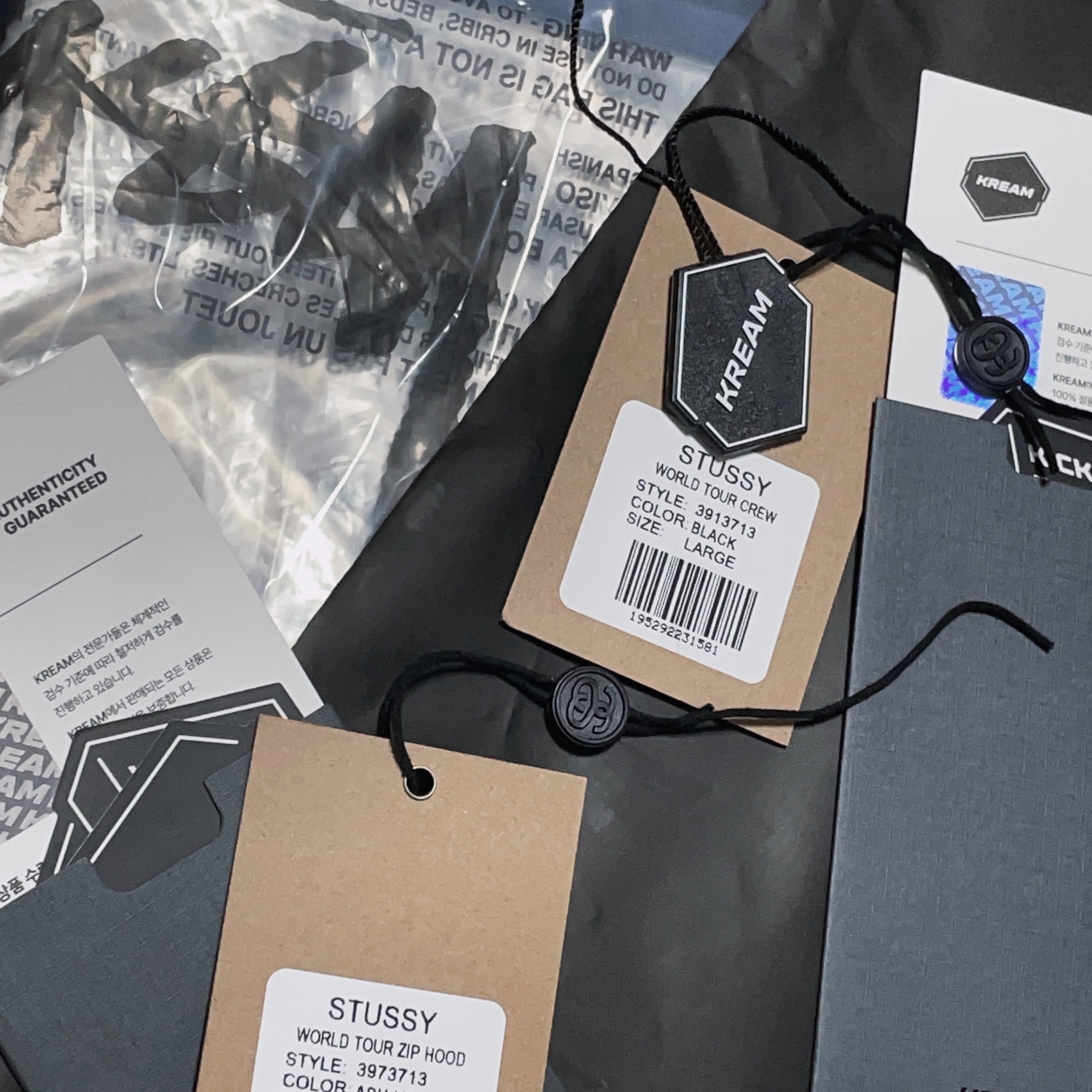 Stussy World Tour Zip Hoodie Ash Heather 2022, Jordan 1 Retro High OG True Blue 착용 스타일 - 2